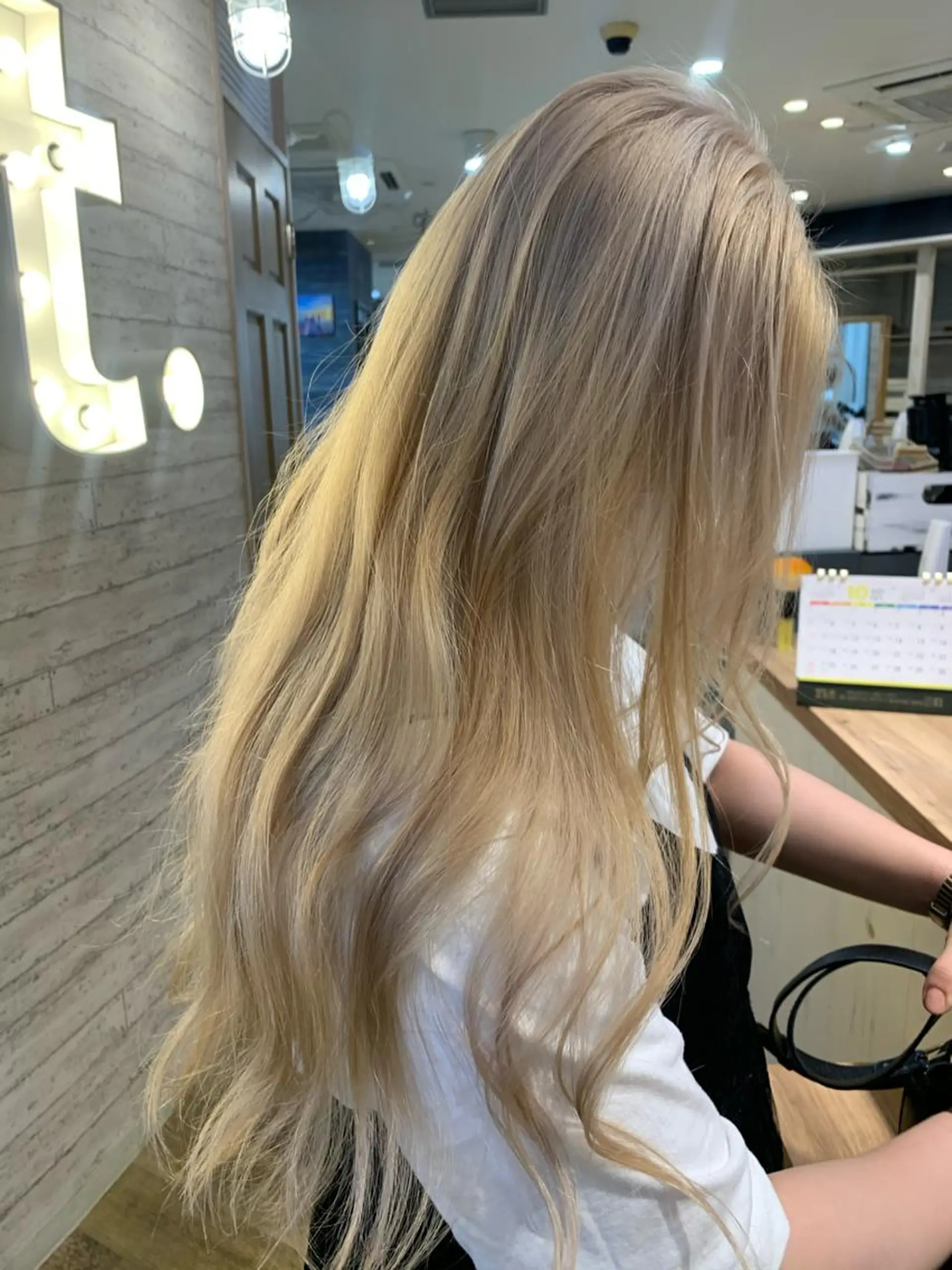 ロング カラー ベージュカラー ブロンド ブロンドベージュ 遠藤沙也加 /レイヤーカットのヘアスタイル