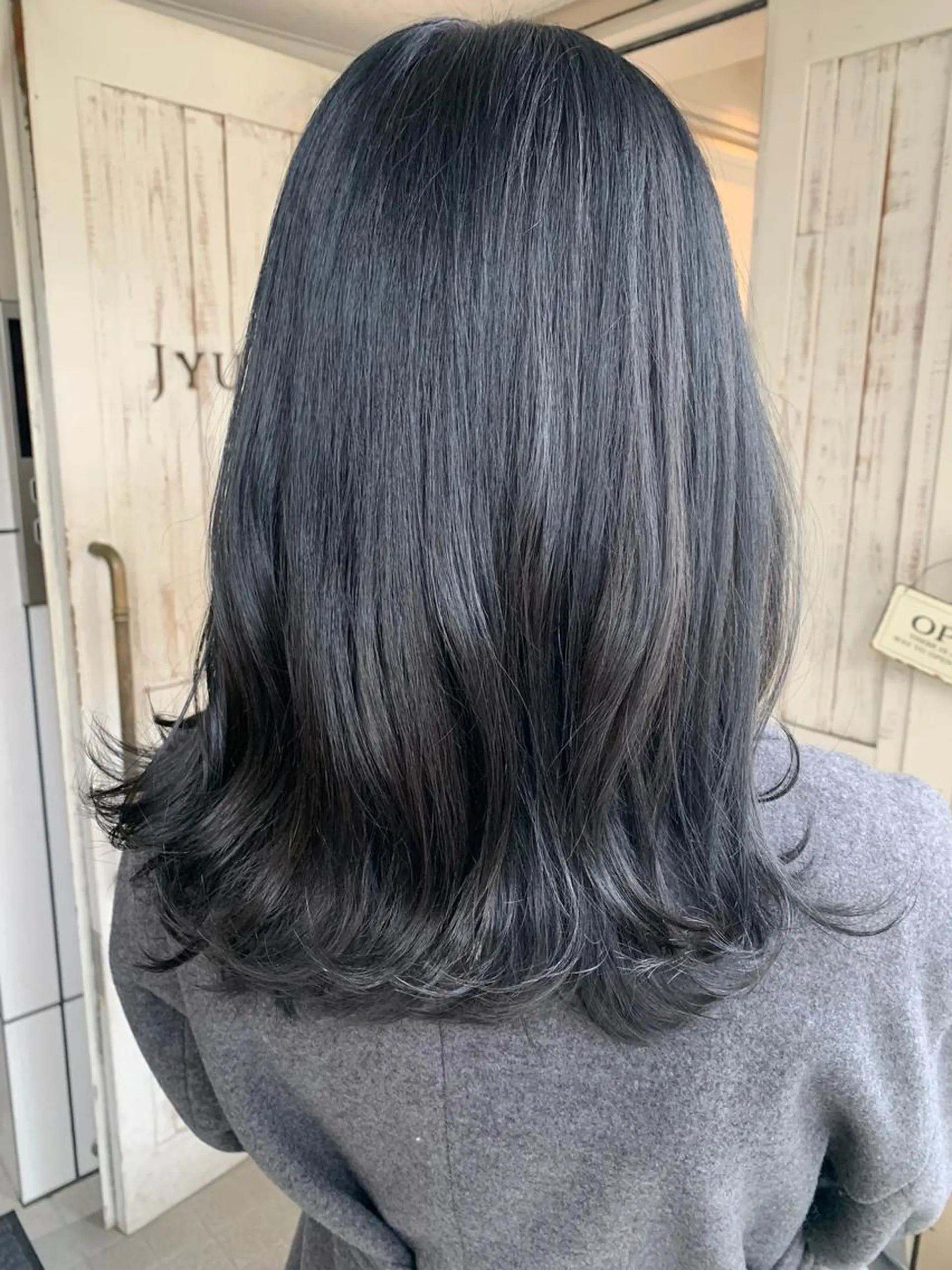 セミロング カラー ヘアアレンジ ブルーカラー ブルージュ グレージュ イルミナカラー JYUNESU表参道所属・似合わせhair🔸 アサダ　タカコ🔸のヘアスタイル