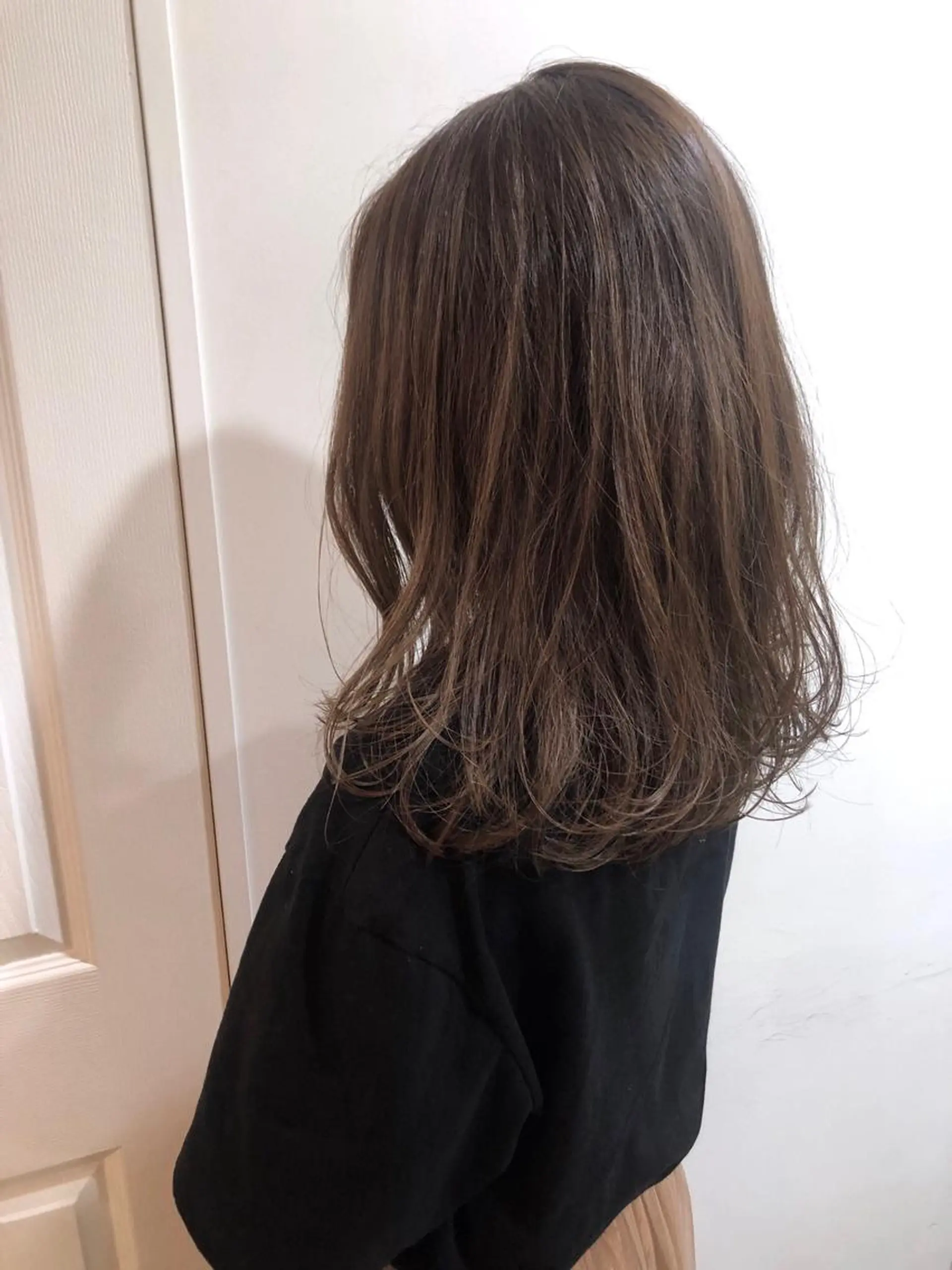 ミディアム カラー MIOベージュカラー 柔らかいカラーのヘアスタイル