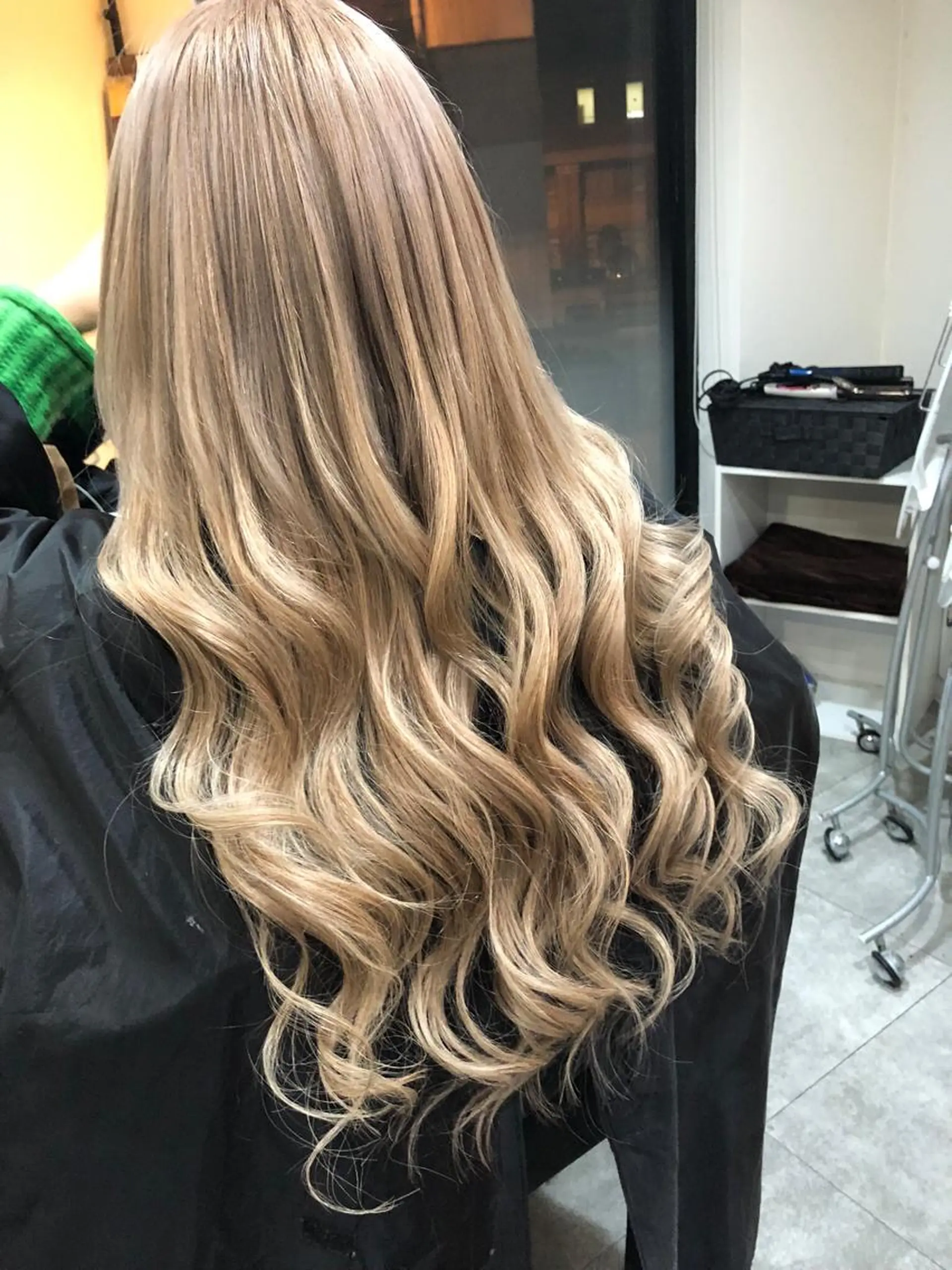 ロング カラー ヘアアレンジ ベージュカラー ハイトーンカラー ミルクティーベージュ エクステ alpha. カラーエクステ下妻のヘアスタイル