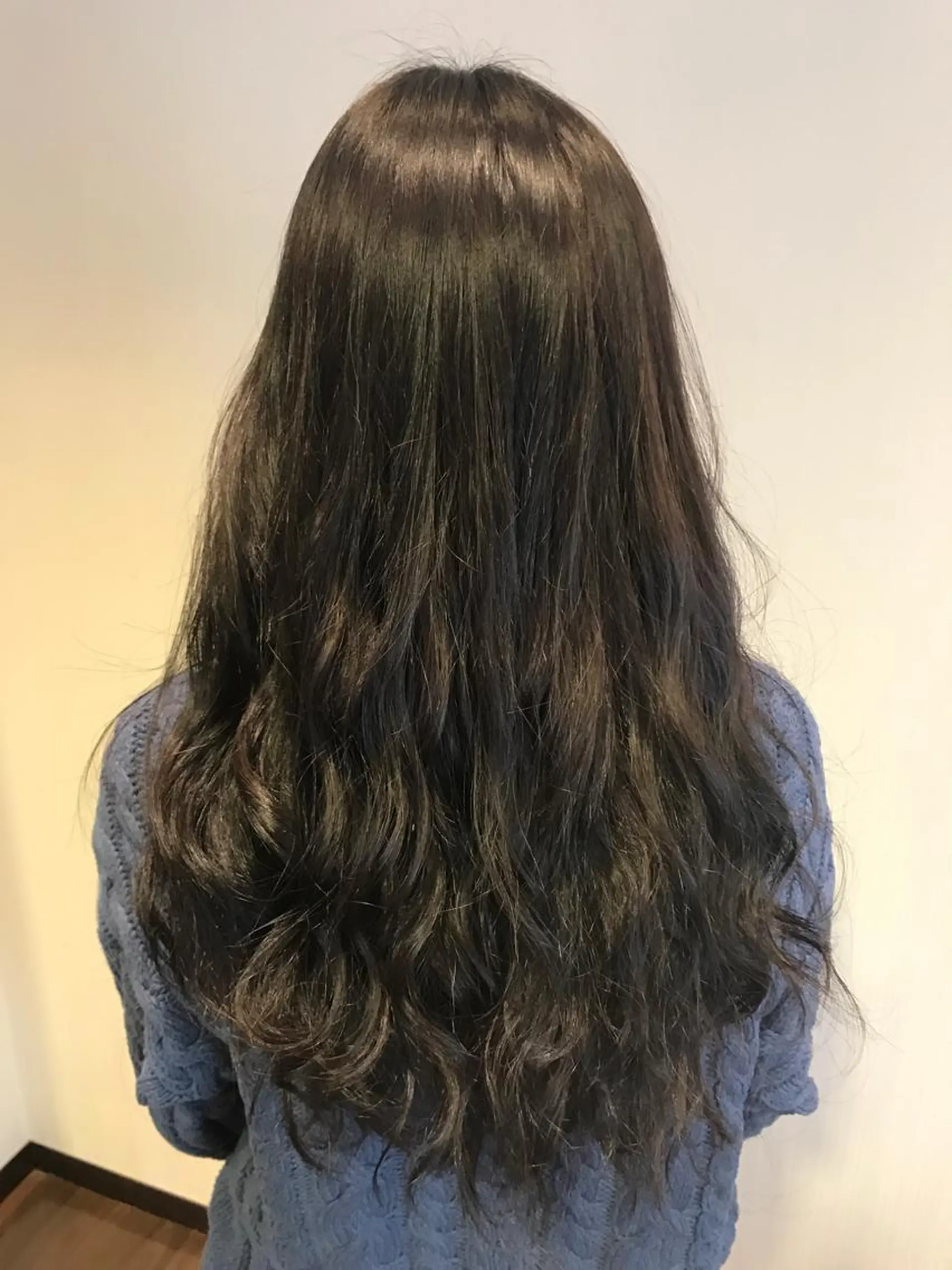 ロング カラー ダークグレー ひろせ かなのヘアスタイル