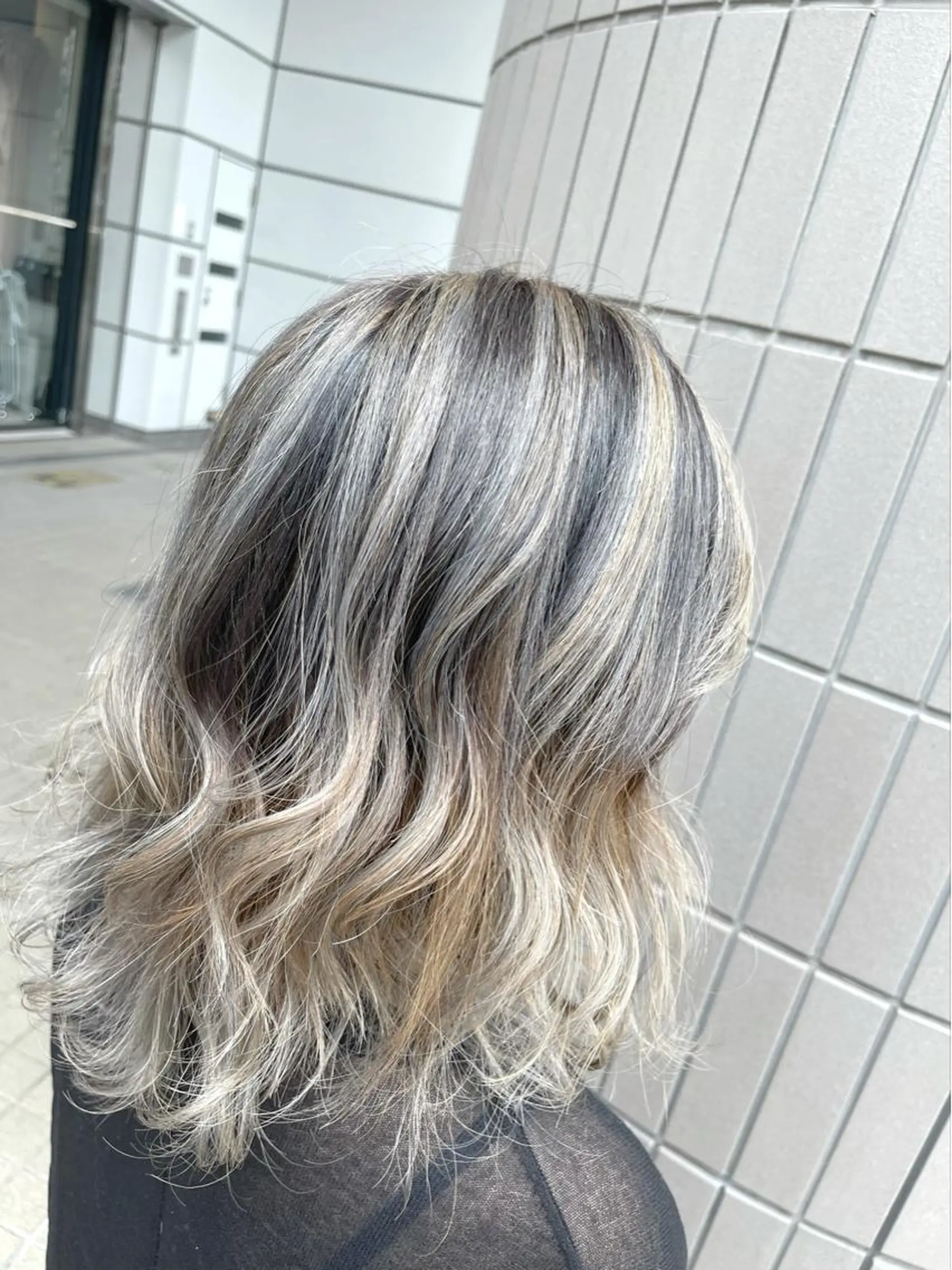 セミロング カラー バレイヤージュ ベージュカラー ホワイトベージュ レイヤーカット カット ヘアカラー トリートメント Zina天王寺 CHIAKIのヘアスタイル