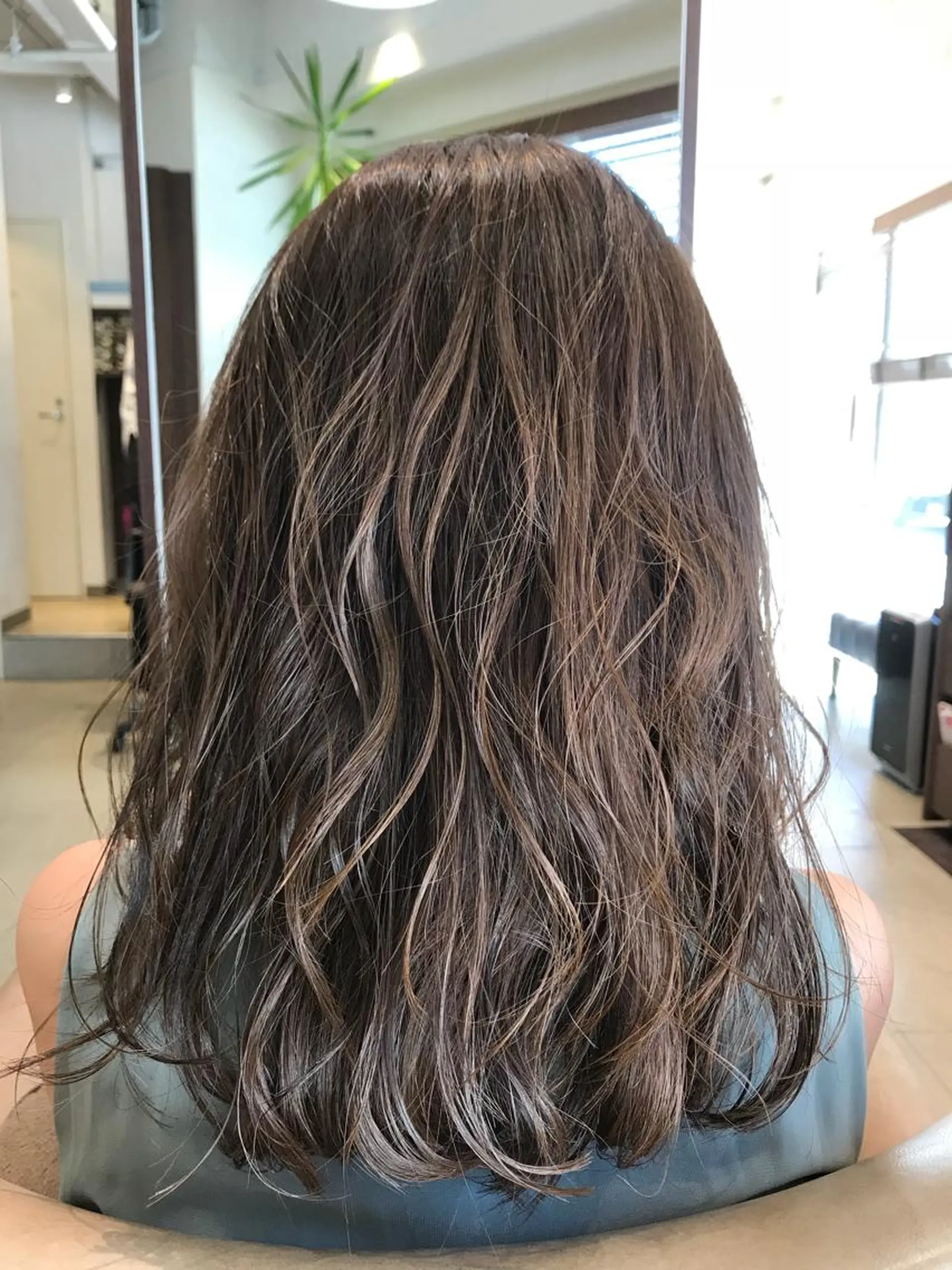 ミディアム カラー newi saLyu 片岡ふきのヘアスタイル