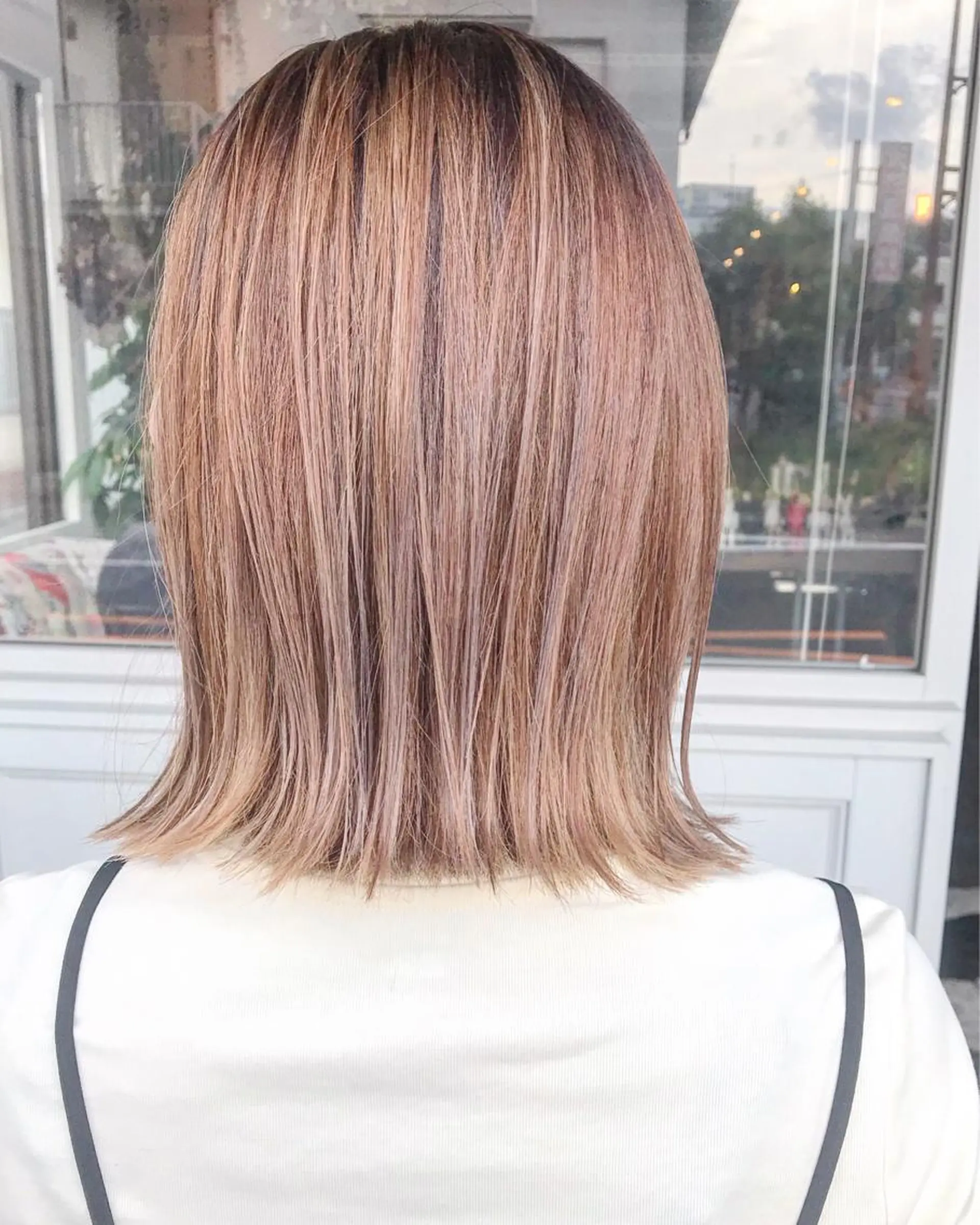 ミディアム カラー ヘアアレンジ お団子ヘア 切りっぱなしボブ バレイヤージュ ブリーチ デザインカラー Mariana/ 鶴原-ハイライトのヘアスタイル