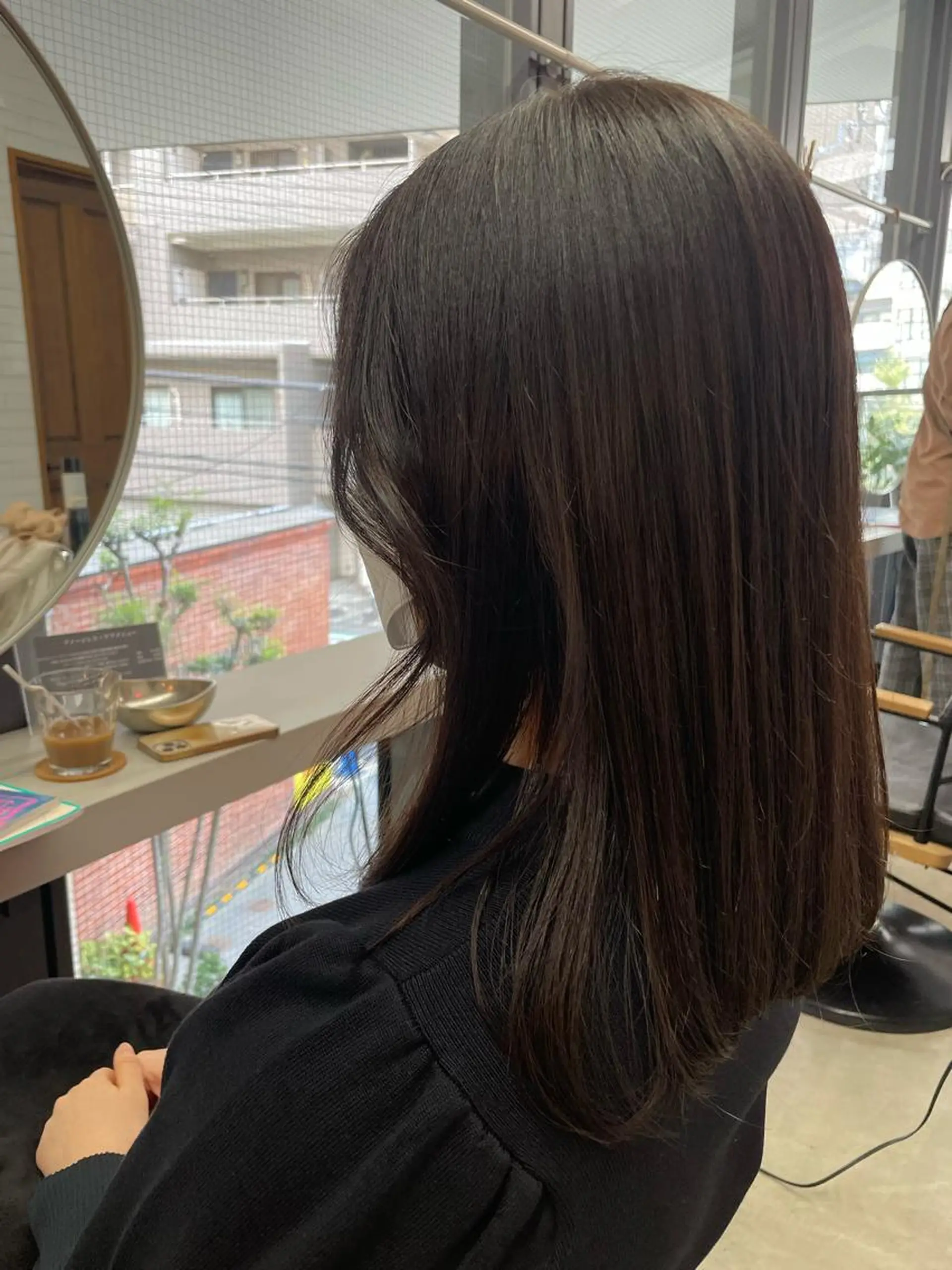 セミロング カラー ブラウンカラー グレージュ やすだ しおりのヘアスタイル