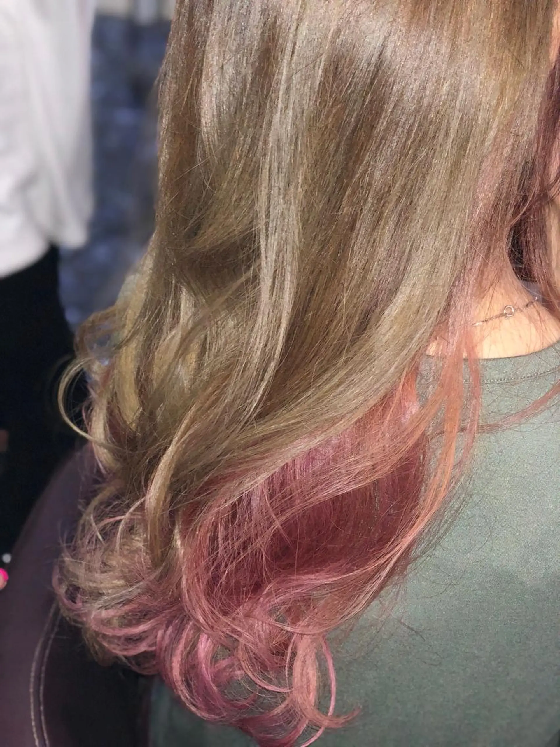 ロング カラー ベージュカラー インナーカラー ヌーディベージュ ピンクカラー vi viのヘアスタイル