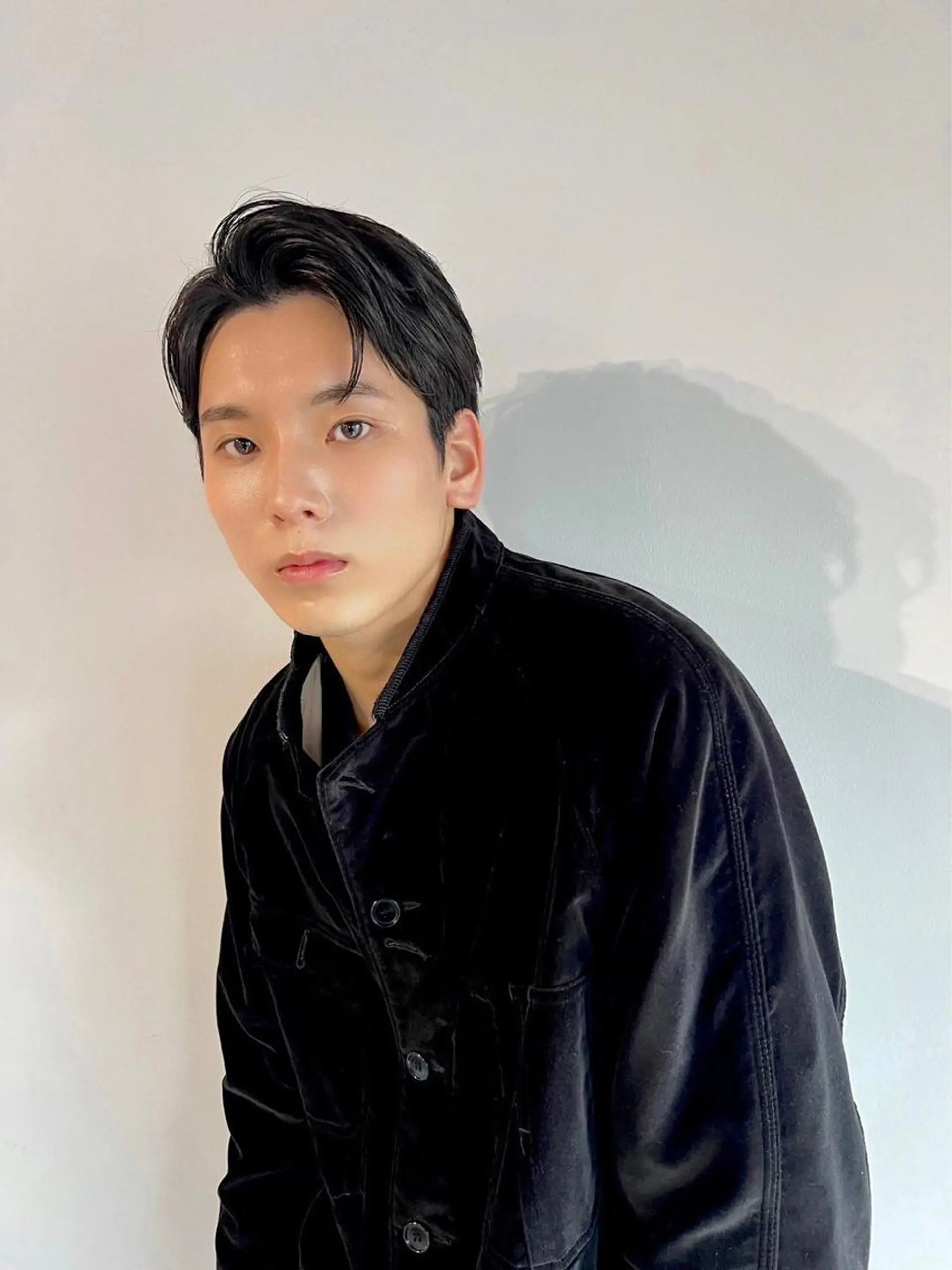 ショート パーマ メンズ メンズバレイヤージュ メンズブリーチ センターパート メンズハイライト メンズインナーカラー ☀️Luana☀️ 公式/大通のヘアスタイル