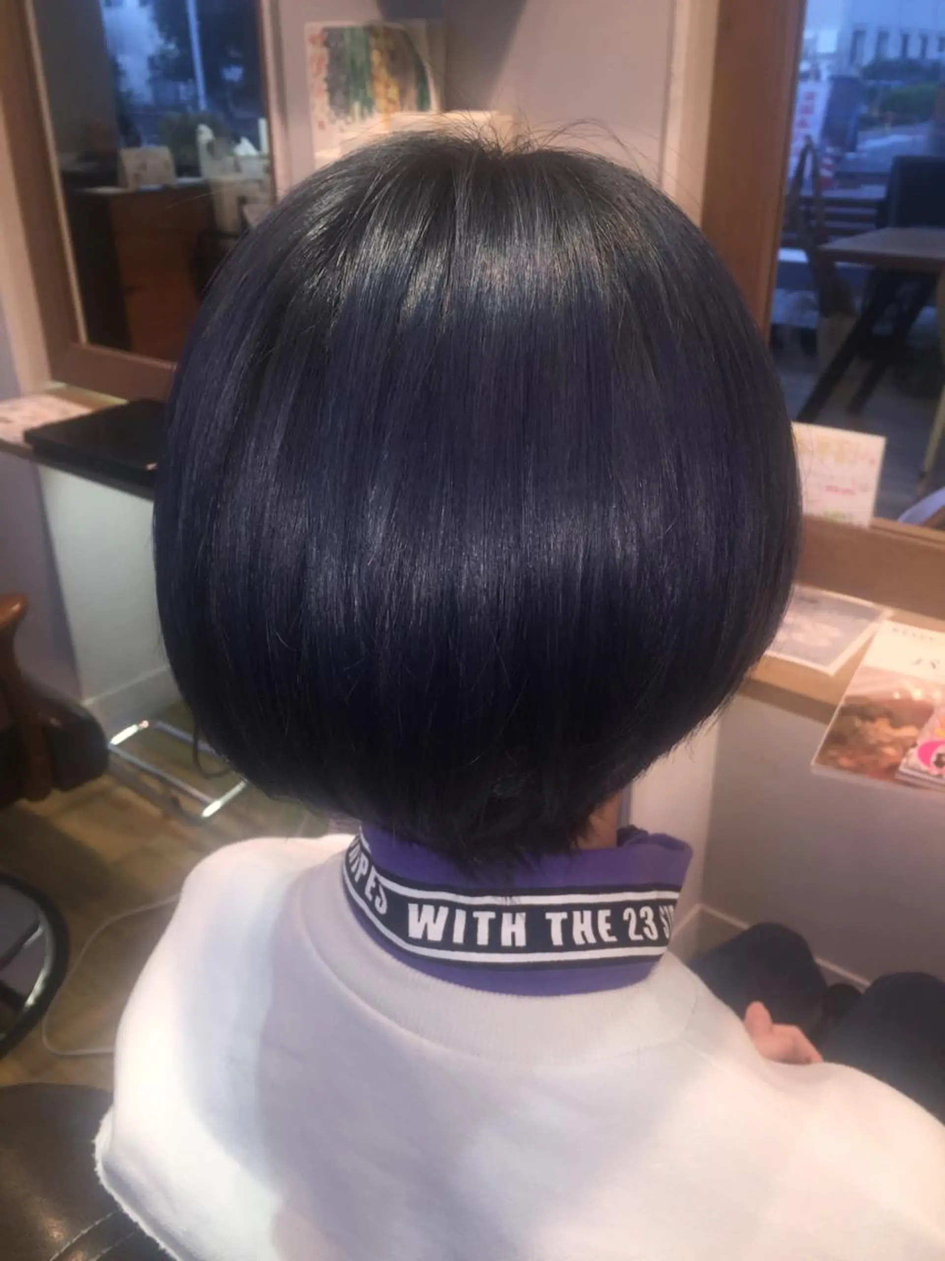 ショート カラー ブリーチ グレージュ ネイビーカラー ツキダテ ユイのヘアスタイル
