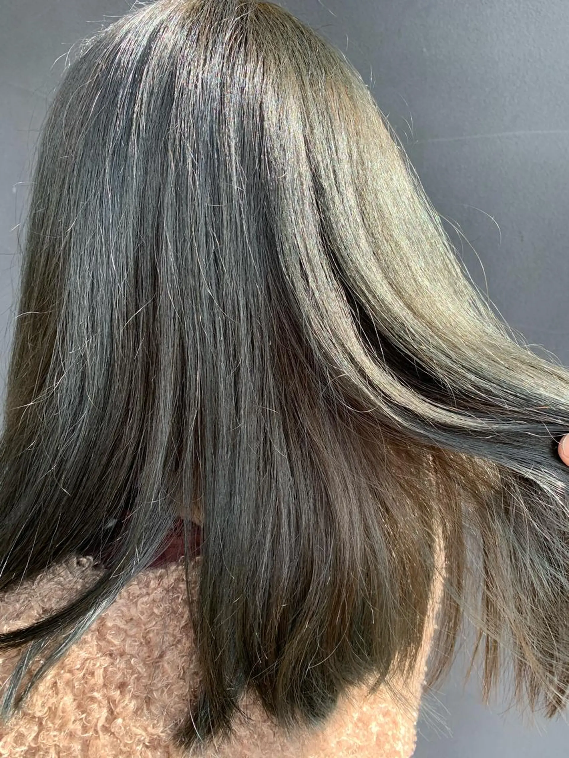 ミディアム アッシュ Aya/四条烏丸/ インナーカラーのヘアスタイル