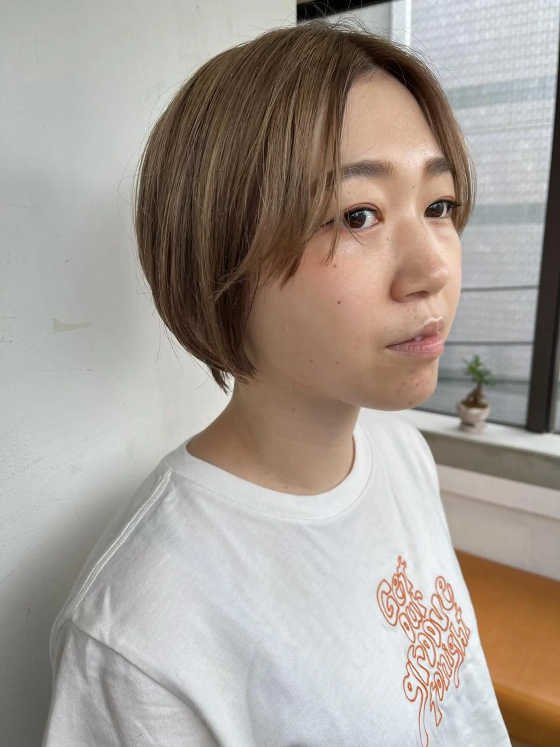 ショート カラー ベージュカラー デザインカラー ハイトーンカラー ハイトーンベージュ ミルクティーベージュ ヘアカラー トリートメント pole/apartment所属・💓パーマ，💗 レイヤーカットのヘアスタイル