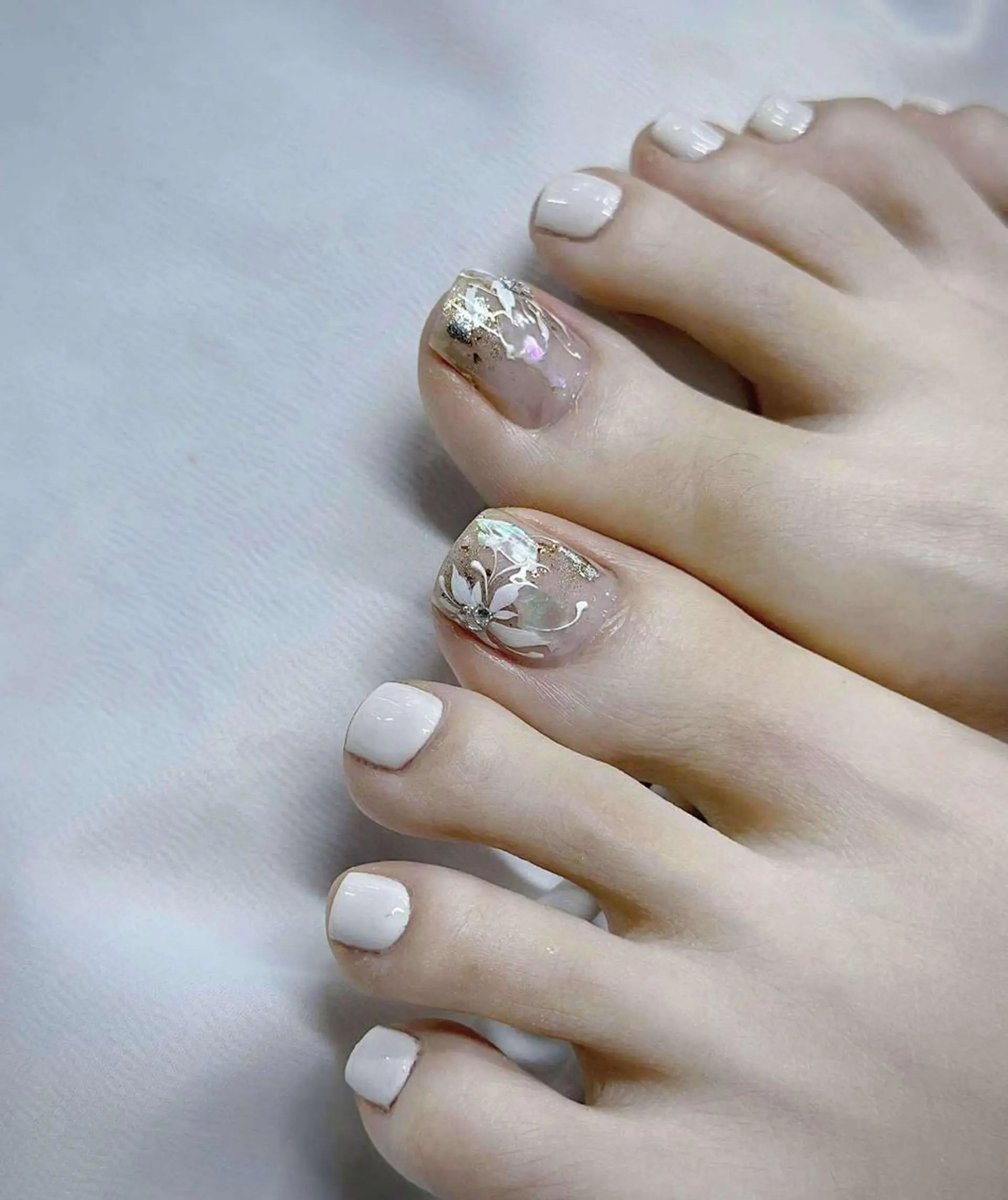 ネイル アートネイル フットネイル ゴールド シンプルネイル ホワイト フットネイル ハンドケア ヒユ ビューティーのネイルデザイン