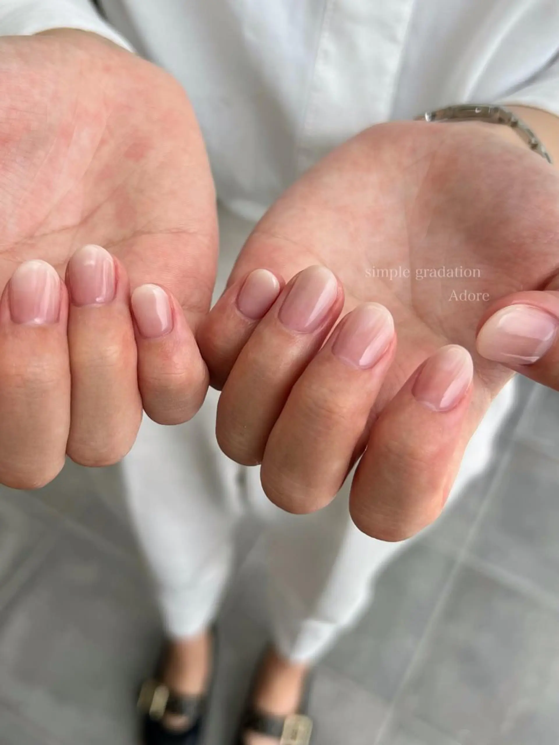 ネイル クリアネイル グラデーション シンプルネイル ホワイト ハンドネイル Nail Adore.のネイルデザイン