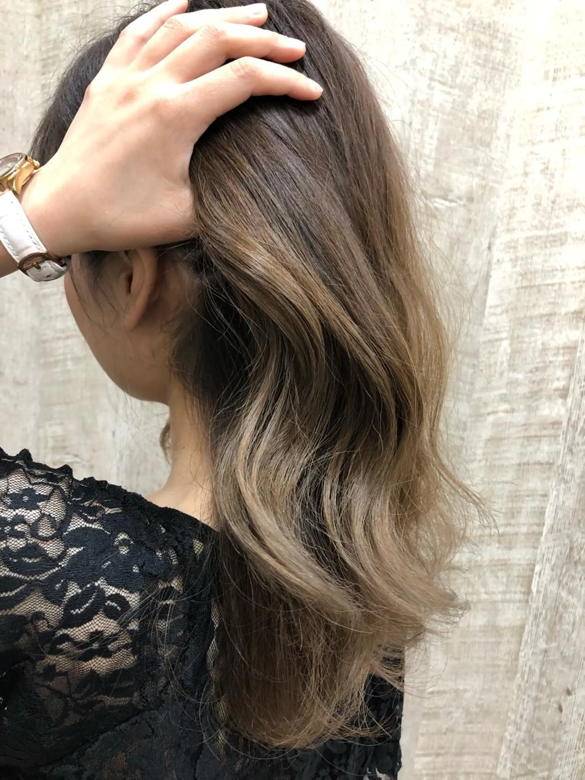 セミロング カラー バレイヤージュ グレージュ レイヤーカット hair salon Ame(エイム)所属・熊井 達也のエステ・リラクイメージ