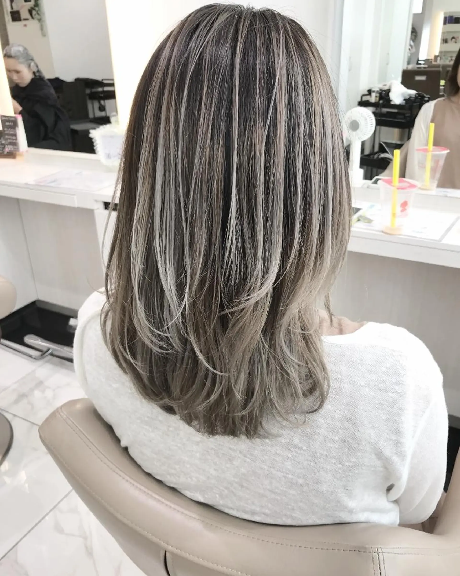 ミディアム カラー ベージュカラー ブリーチ ダブルカラー ホワイトベージュ ヘアカラー ＡＳＨ 大宮のヘアスタイル