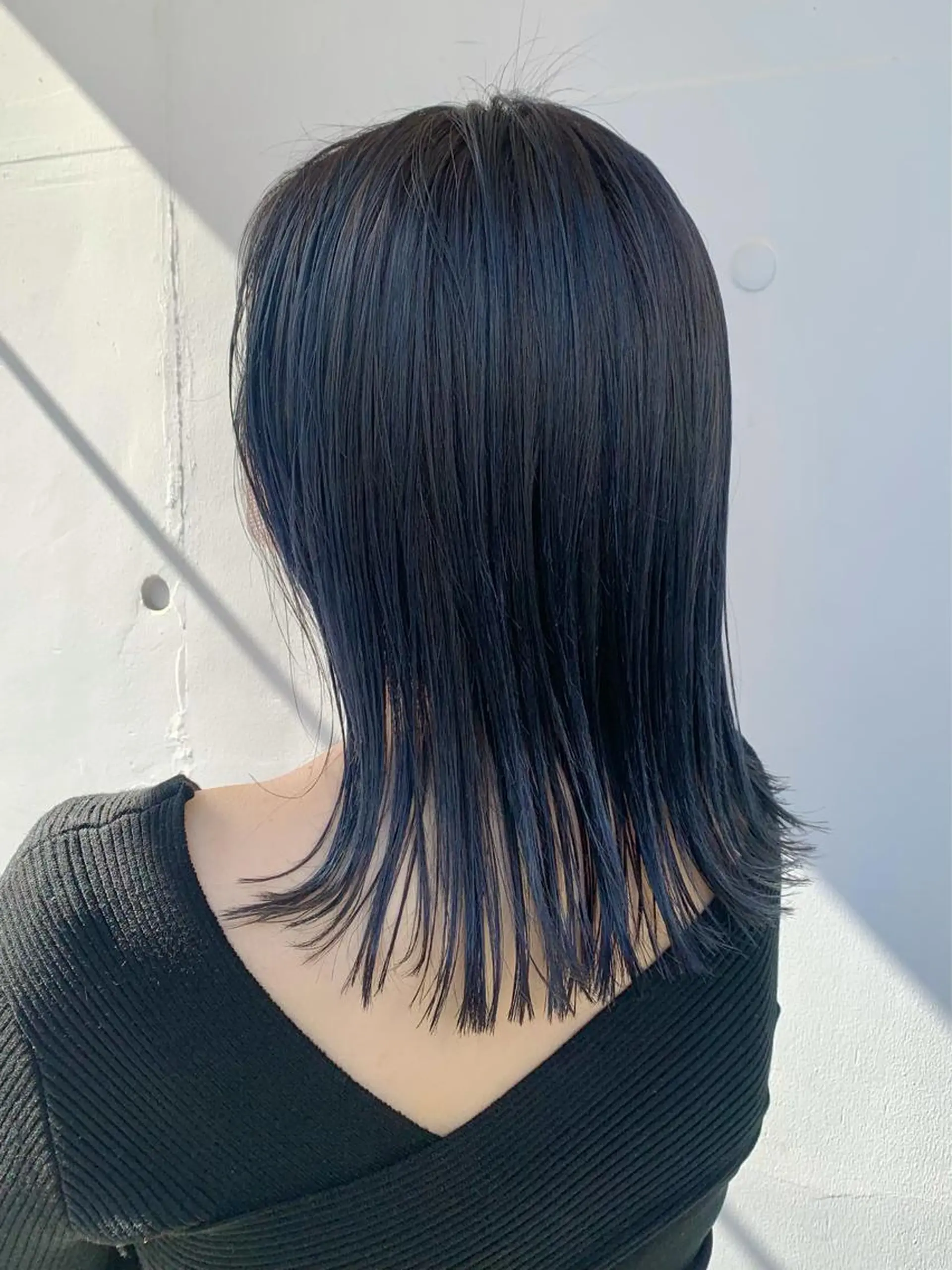 ミディアム カラー アディクシーカラー 黒髪 ブリーチ ブルーカラー ブルーブラック ヘアカラー トリートメント もにか🌞原宿/渋谷 🌝ブリーチカラーのヘアスタイル