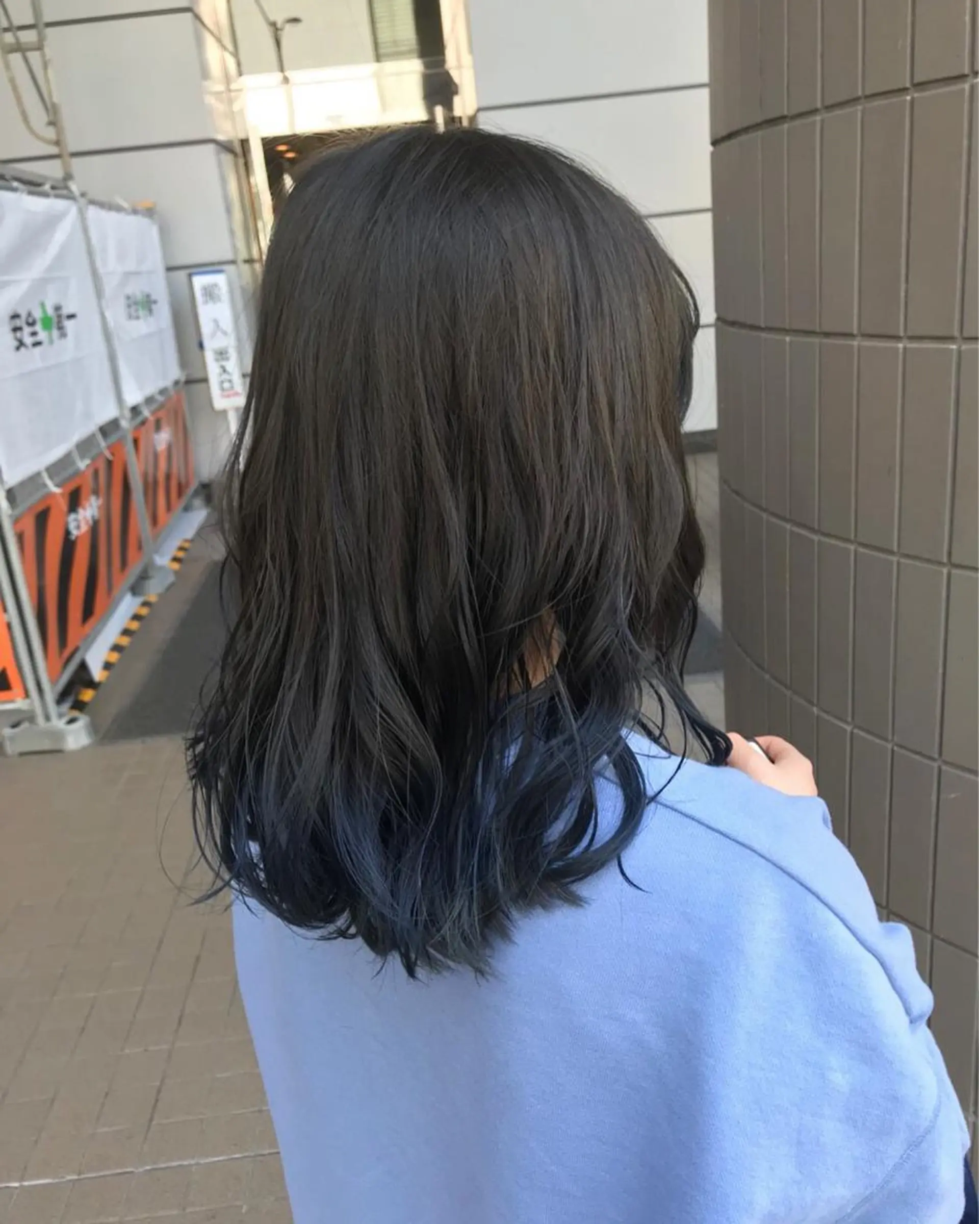 ミディアム カラー ブルーカラー グラデーションカラー SHAFT Ieiriのヘアスタイル