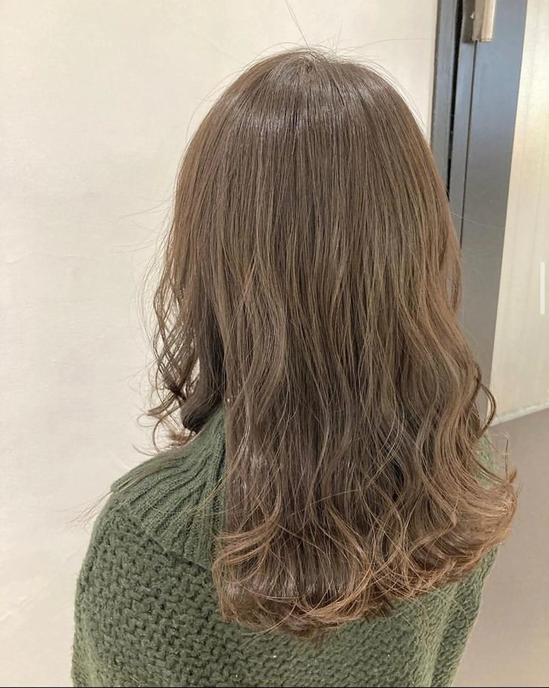 ロング カラー ヘアアレンジ 透明感カラー グレージュ ハイトーンカラー カーキグレージュ エグチ アキラのヘアスタイル