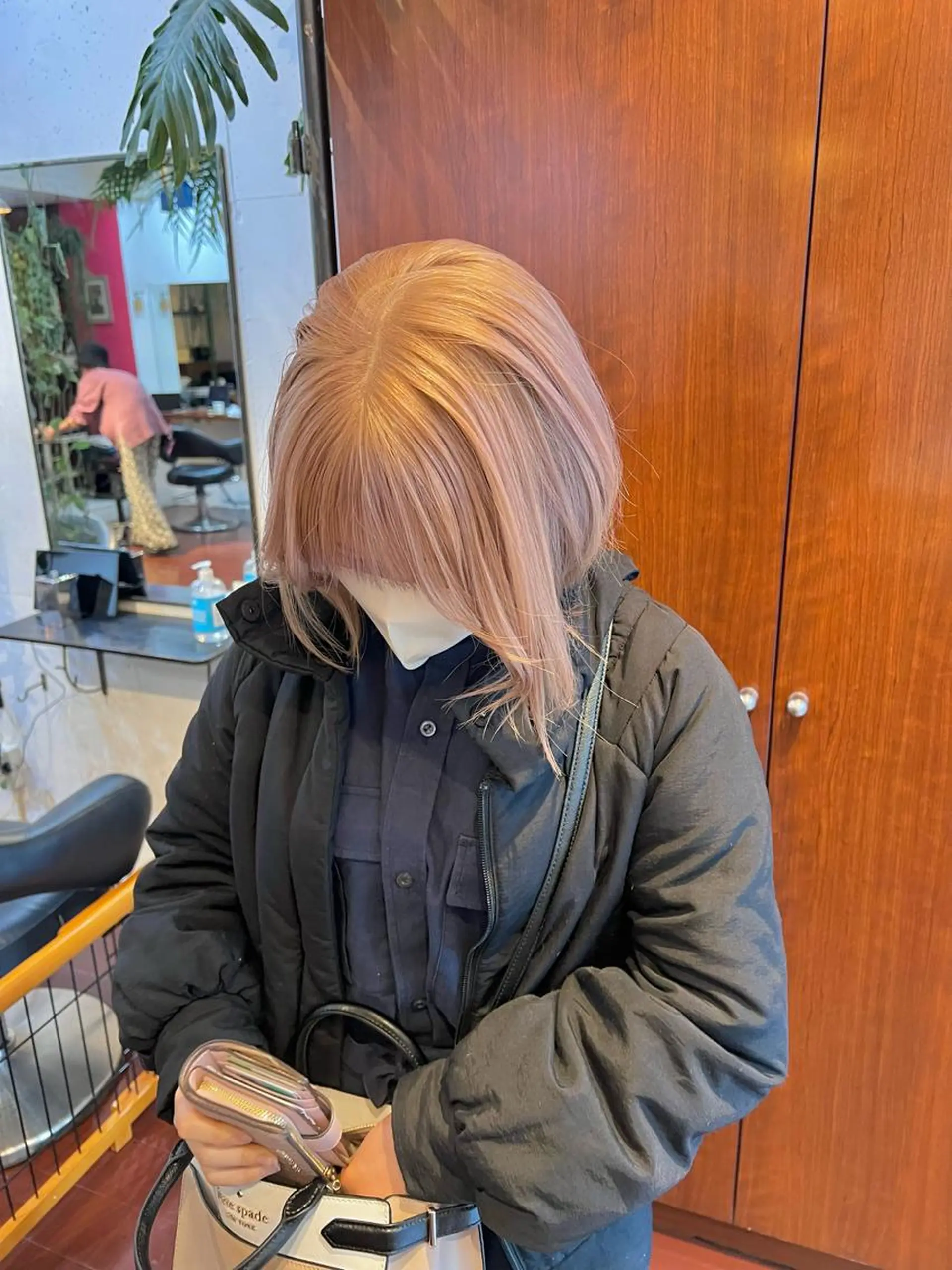 ショート カラー ベージュカラー ブリーチ ブロンド ブロンドベージュ ケアブリーチ カット ヘアカラー トリートメント 柔らかブラウン/顔周 りレイヤー♡ユウシのヘアスタイル