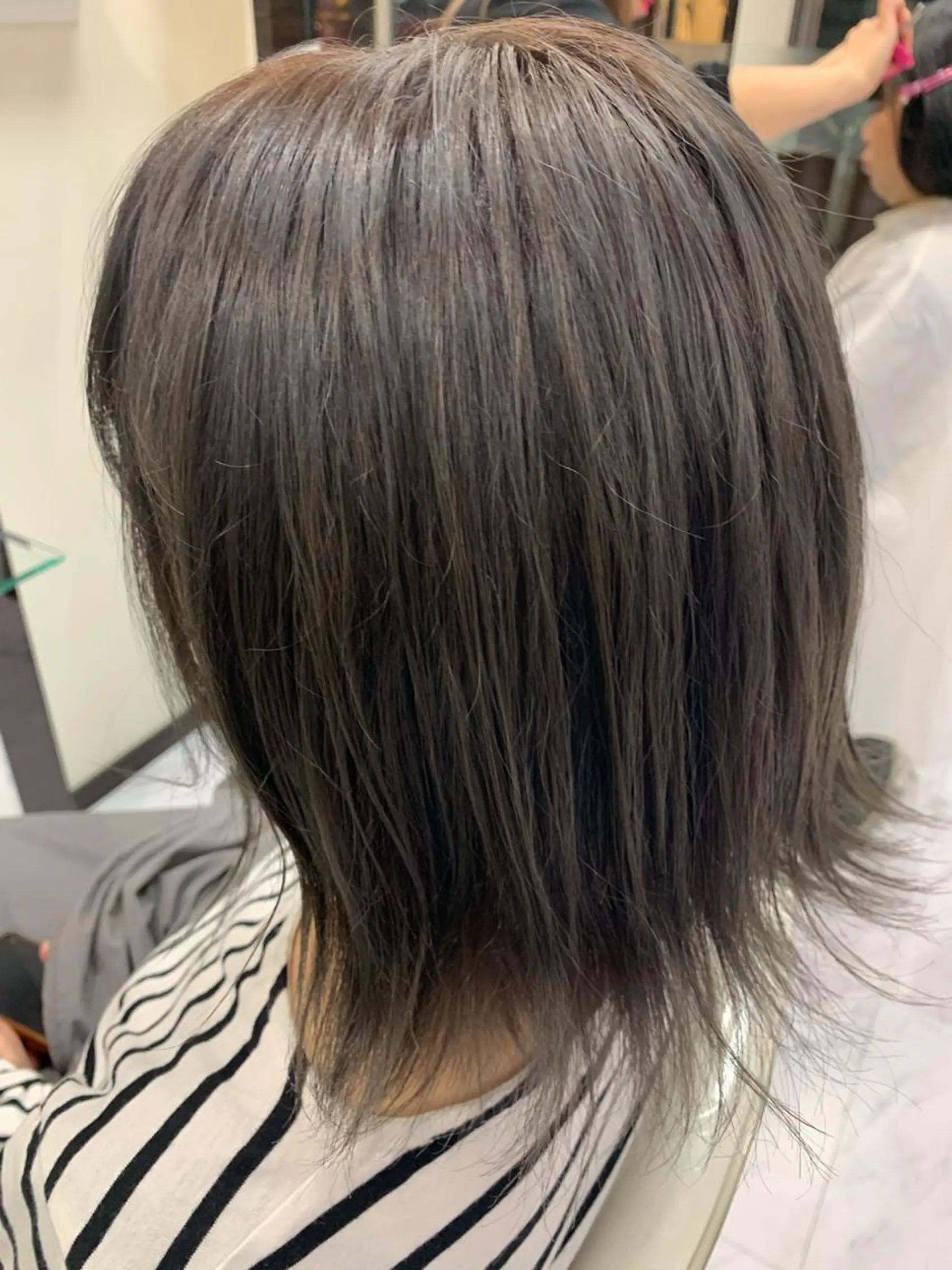 ミディアム カラー グレージュ 外ハネヘア MUSASHI ブリーチカラー◎のヘアスタイル