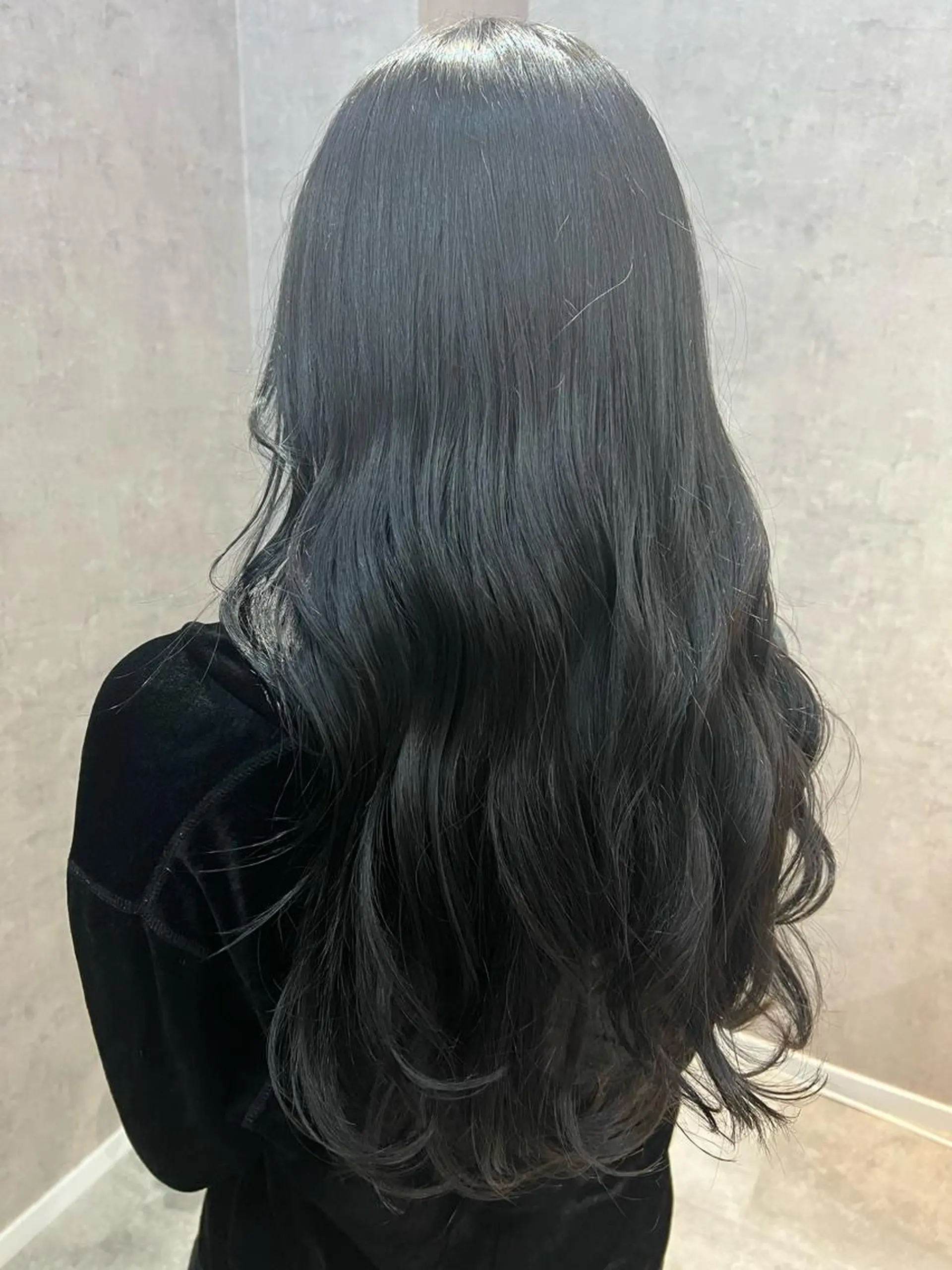 ロング カラー アッシュ アッシュブラック 黒髪 ブリーチ 透明感カラー feliz  hair所属・福井 采未のヘアスタイル