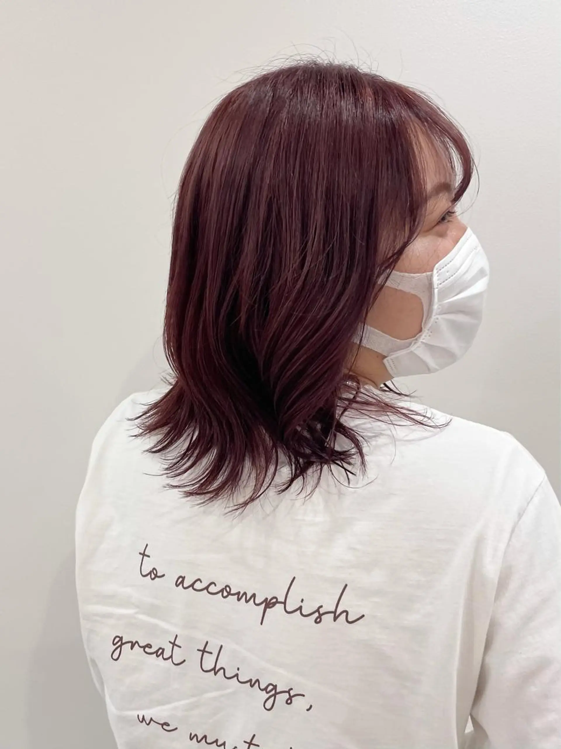 ミディアム カラー akane .のヘアスタイル