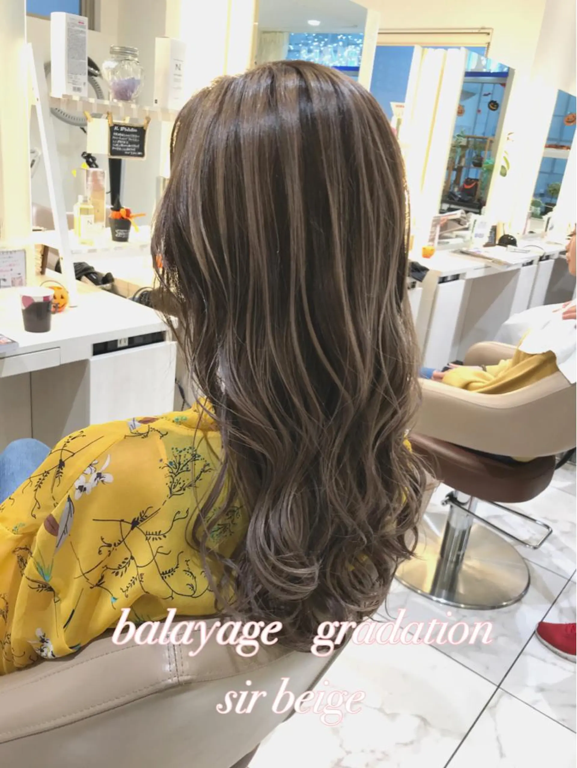 ロング カラー バレイヤージュ ベージュカラー グラデーションカラー シアーベージュ レイヤーカット カット ヘアカラー 山崎俊輔/髪質改善 /バレイヤージュのヘアスタイル