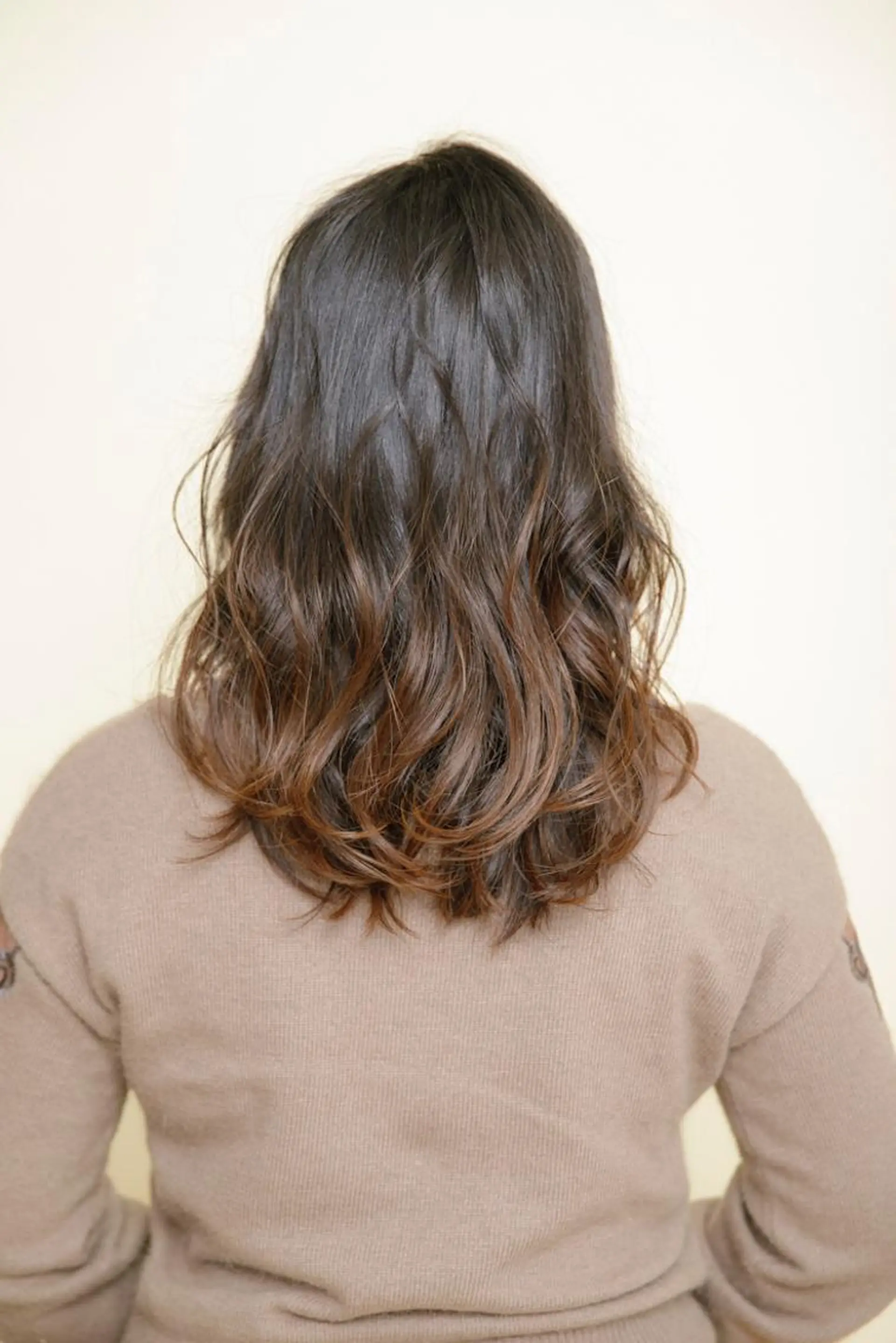 セミロング カラー パーマ 横手 愛美のヘアスタイル