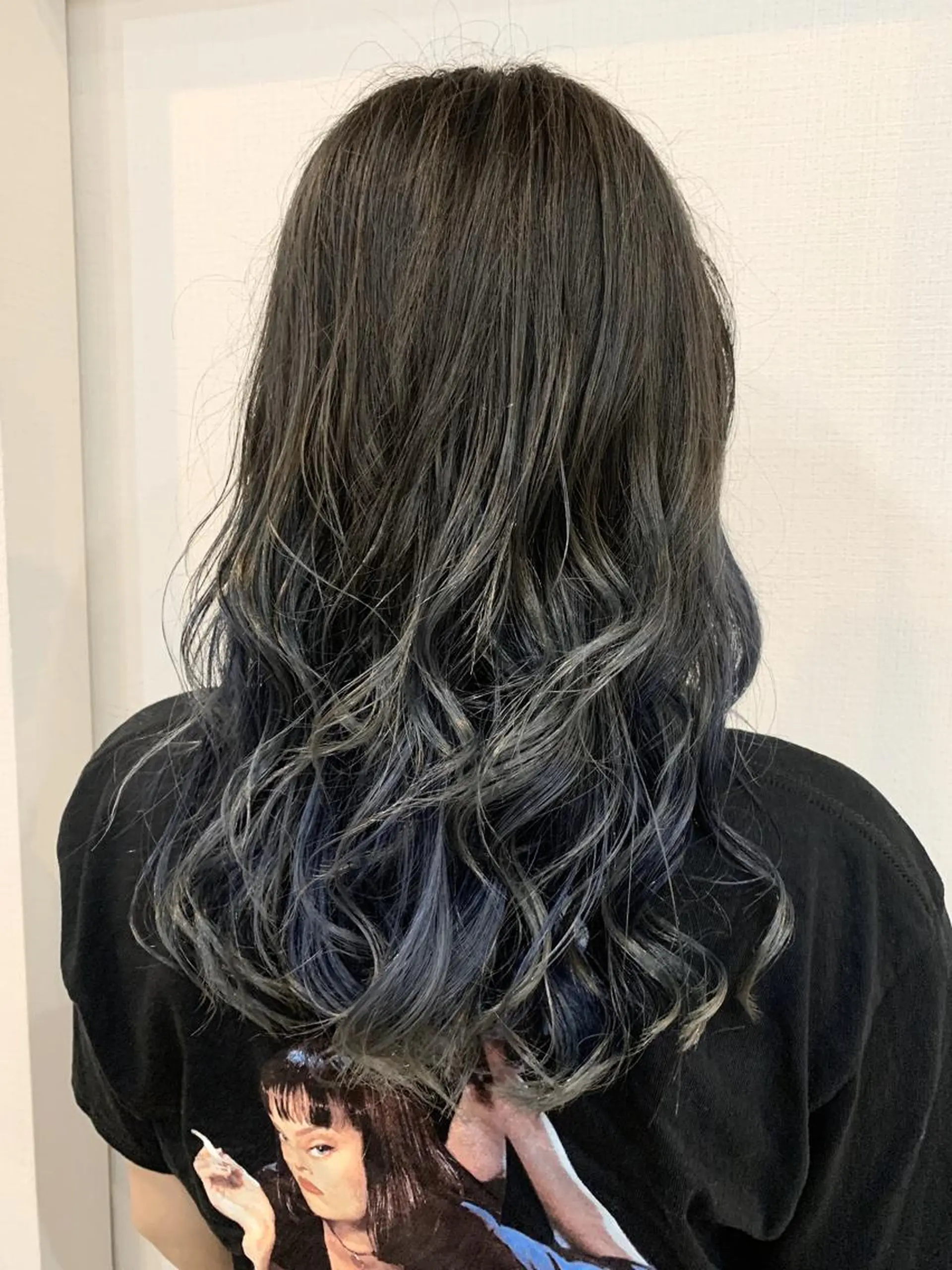 ロング カラー アッシュ ブルーカラー ブルーアッシュ ブルージュ グラデーションカラー hair works raptureのヘアスタイル