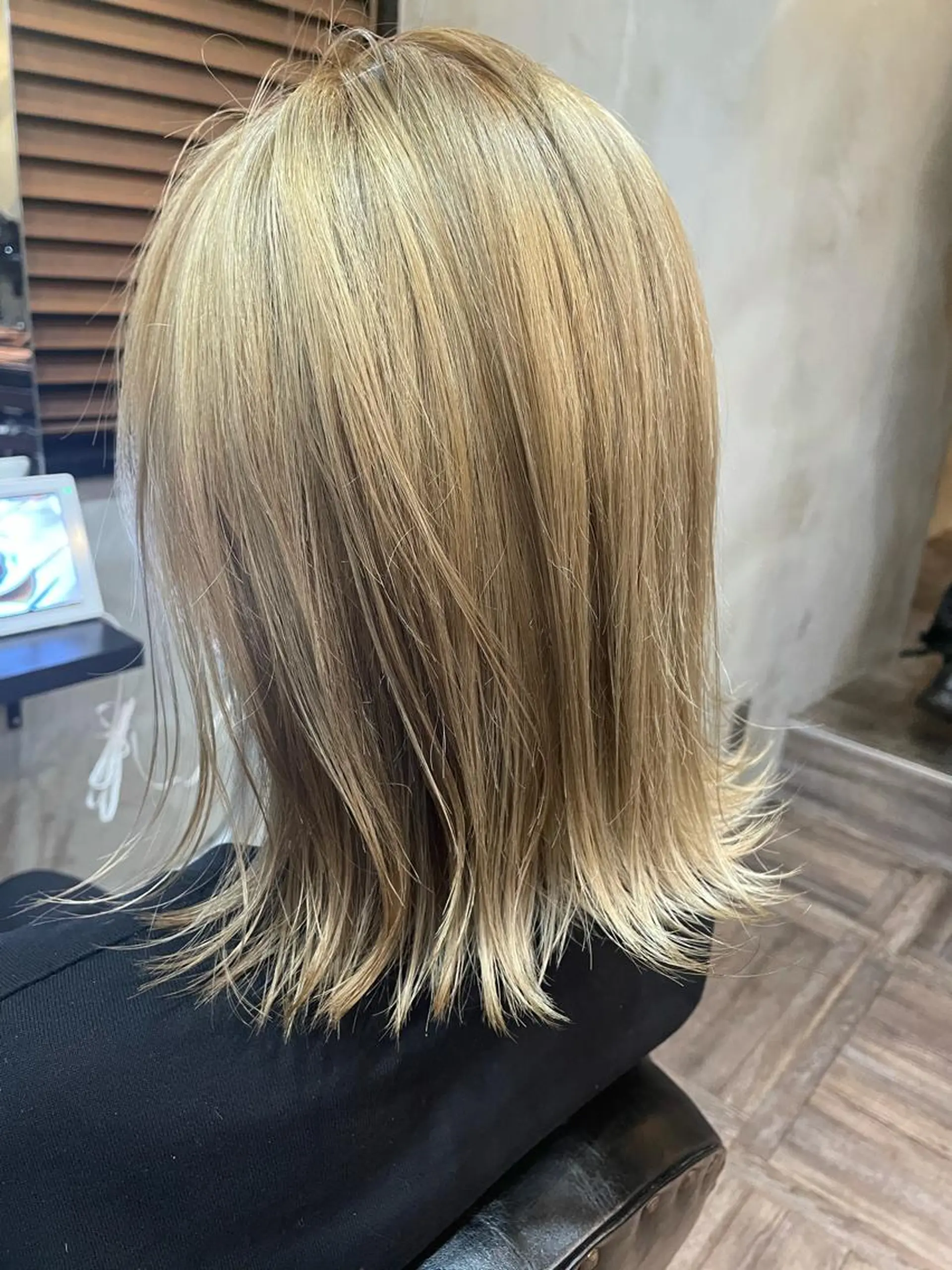 ミディアム カラー バレイヤージュ ブリーチ ブロンド レイヤーカット カット ヘアカラー トリートメント La fith 店長 城谷颯人のヘアスタイル