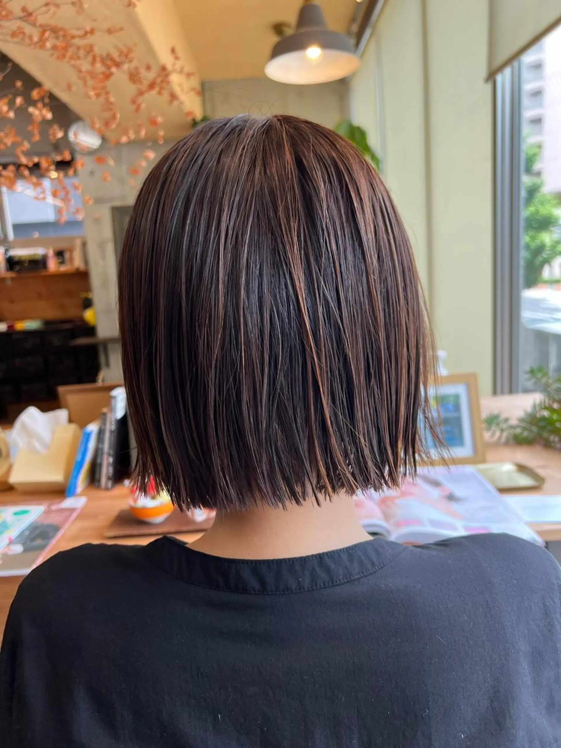 ミディアム カラー 切りっぱなしボブ ブリーチ イヤリングカラー グラデーションカラー ハイライトカラー BEACH　HAIR&NAIL所属・両国駅徒歩1分⭐️ アイロン仕上げのヘアスタイル