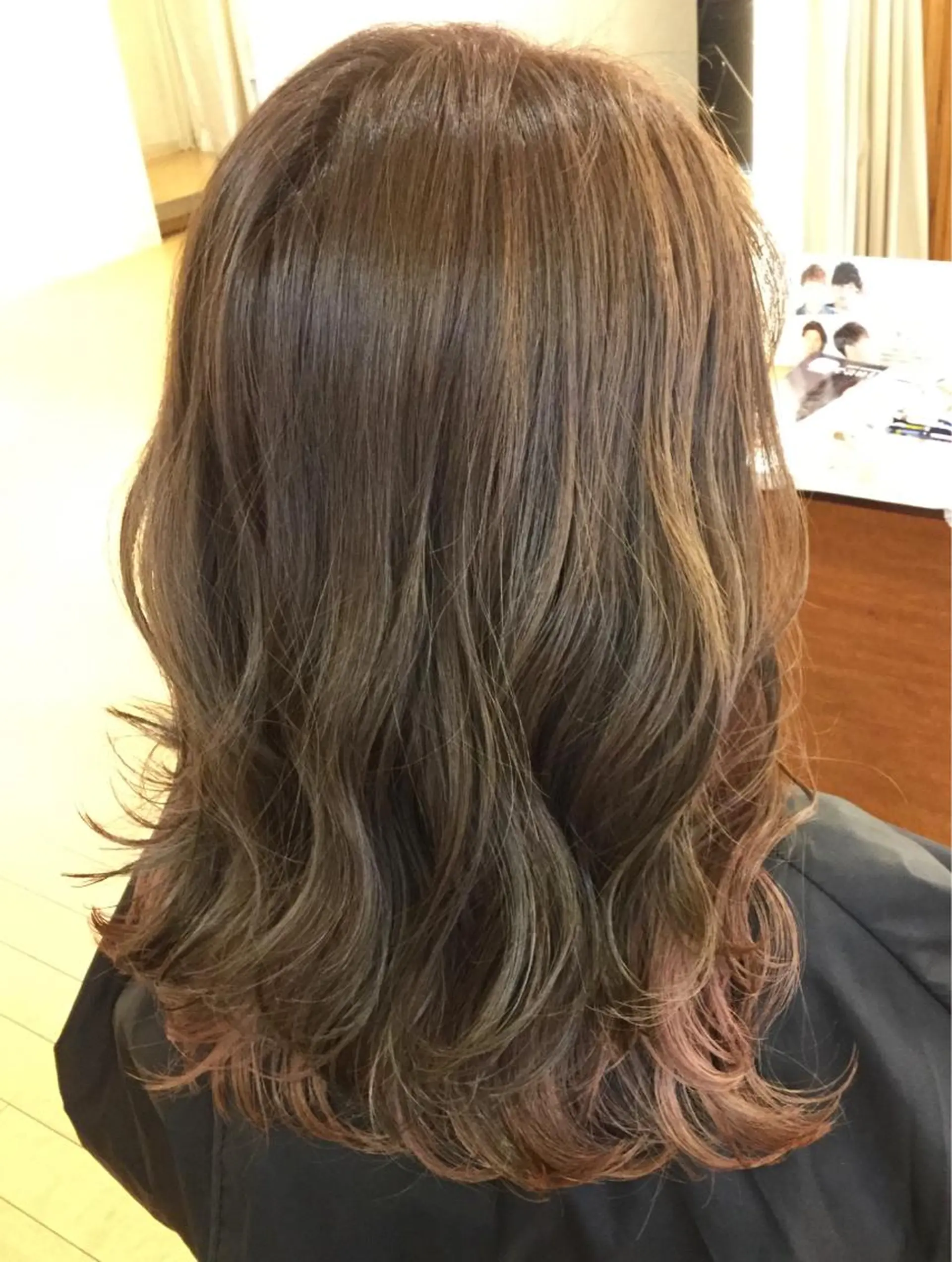 ロング カラー デザインカラー インナーカラー ピンクカラー ベージュ/インナー カラー🤍Rieのヘアスタイル