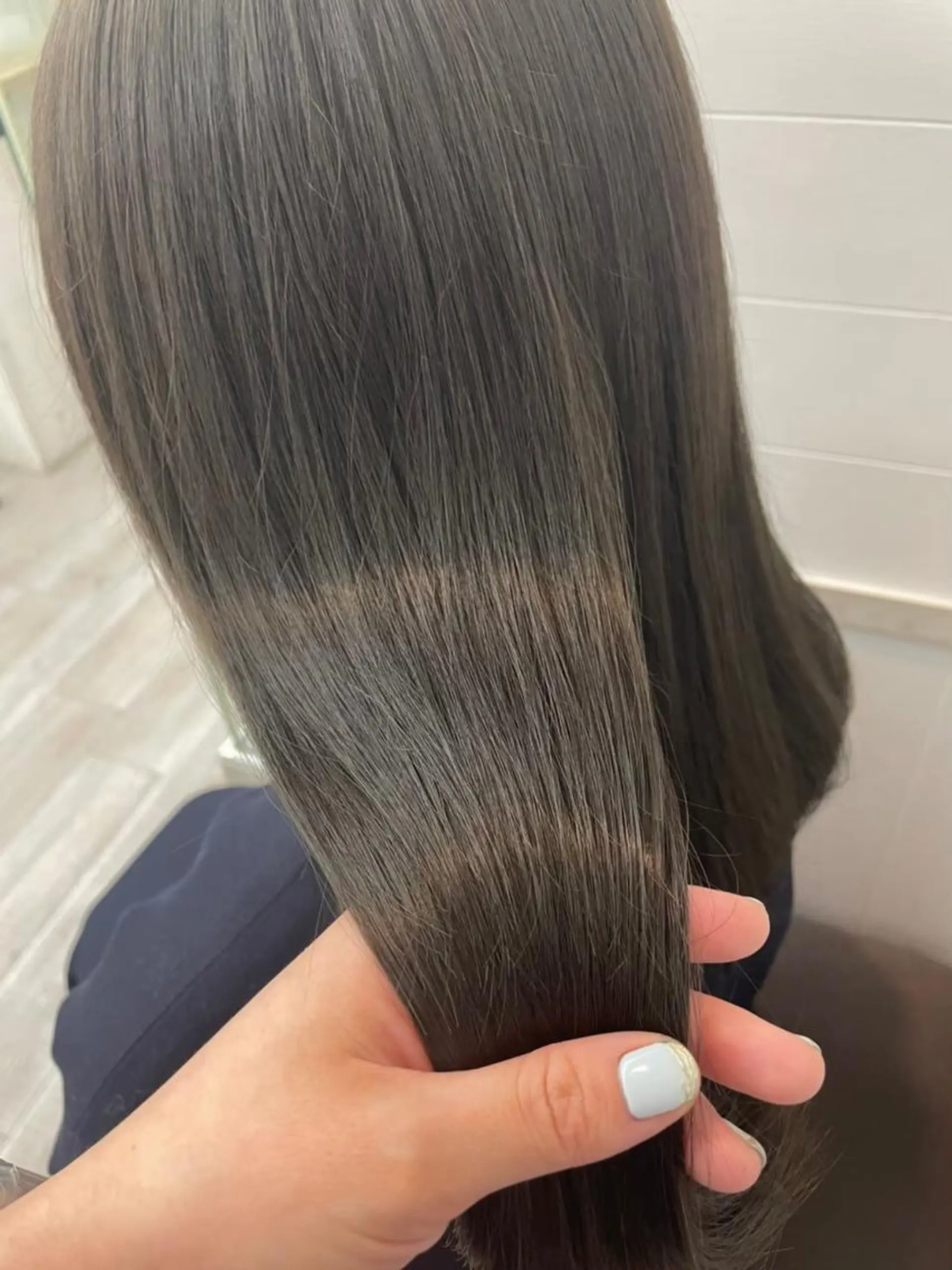 ロング カラー パーマ ヘアアレンジ ロングレイヤー アッシュ アッシュブラック ベージュカラー 黒髪 newi saLyu ネウィ サリューのヘアスタイル