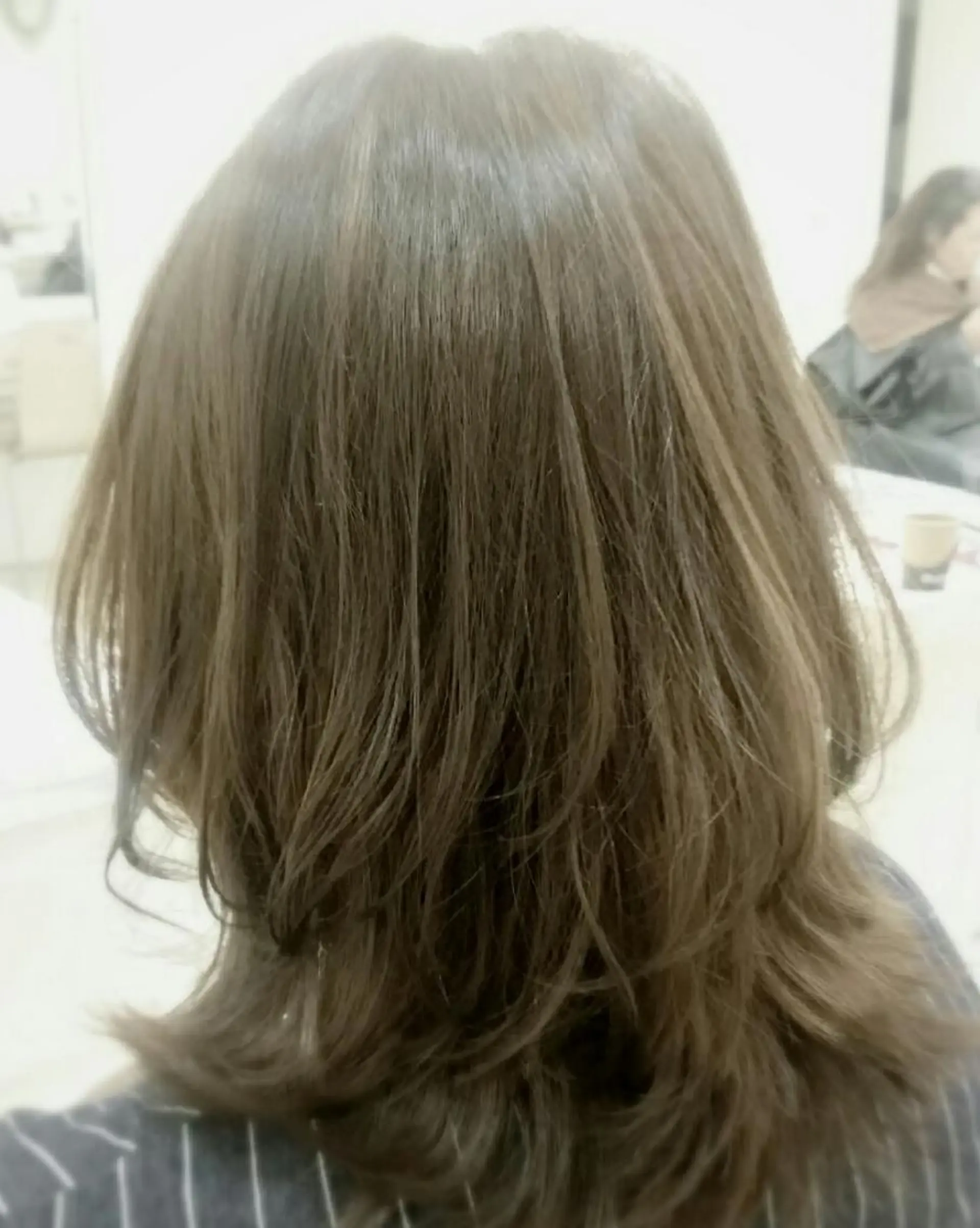 ミディアム カラー アッシュ アッシュグレー ハイライトカラー イルミナカラー ハイライト 須賀 一美のヘアスタイル