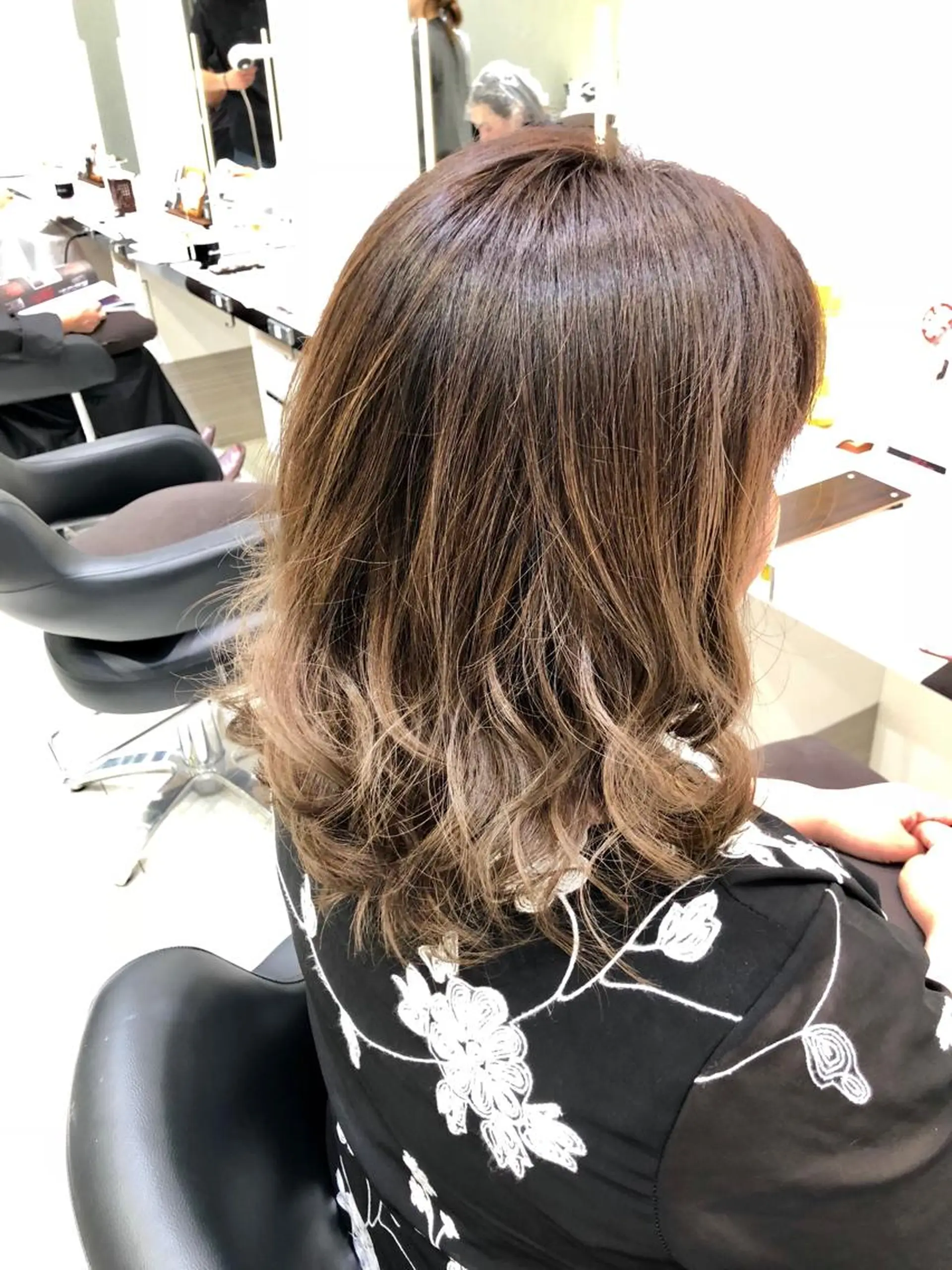 ミディアム ヘアカラー 岸 保奈美のヘアスタイル