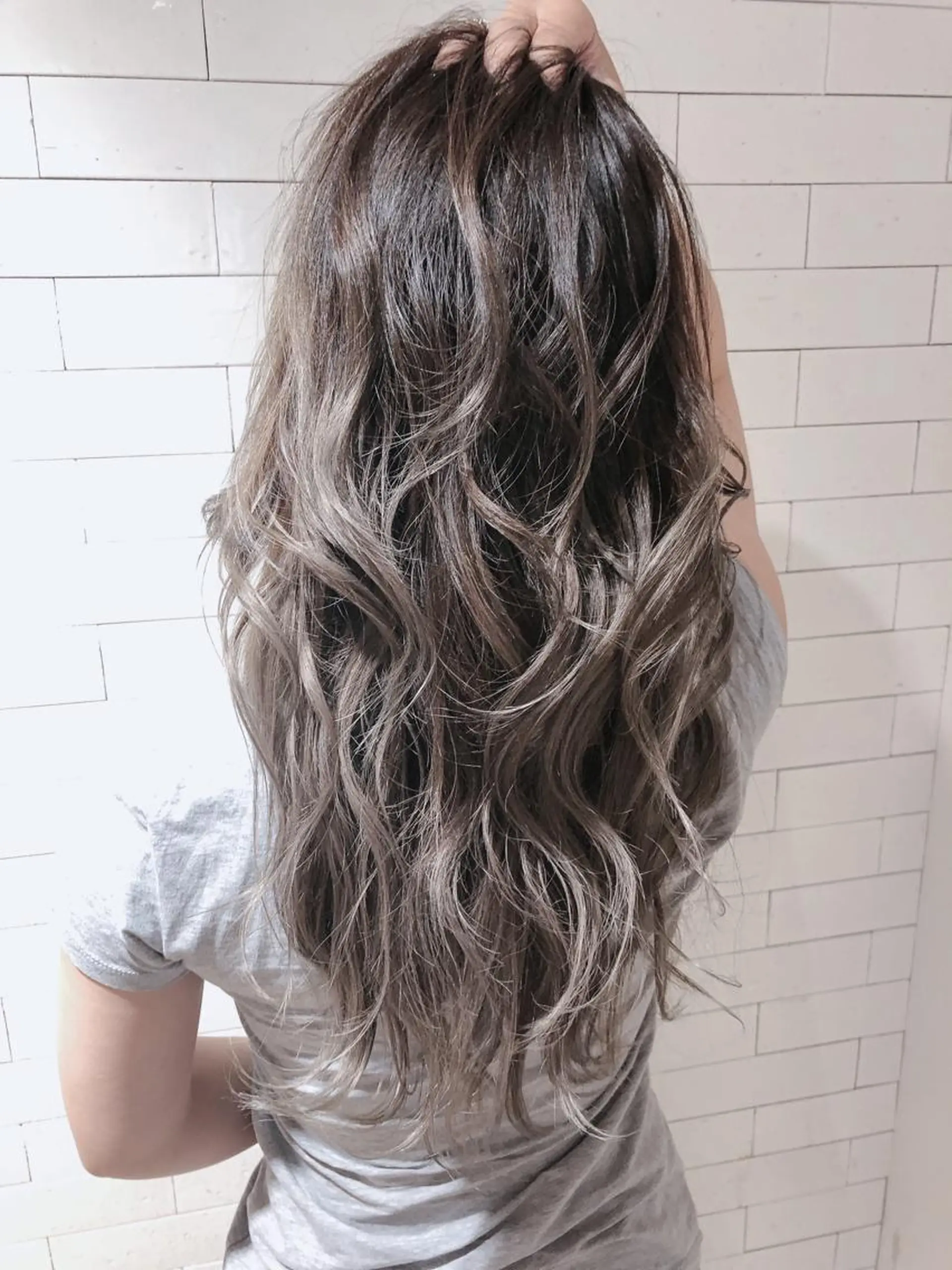 セミロング カラー ヘアアレンジ アッシュ バレイヤージュ ブリーチ グラデーションカラー グレージュ 竹内ケンゴ🇰🇷 EIGHT藤沢のヘアスタイル