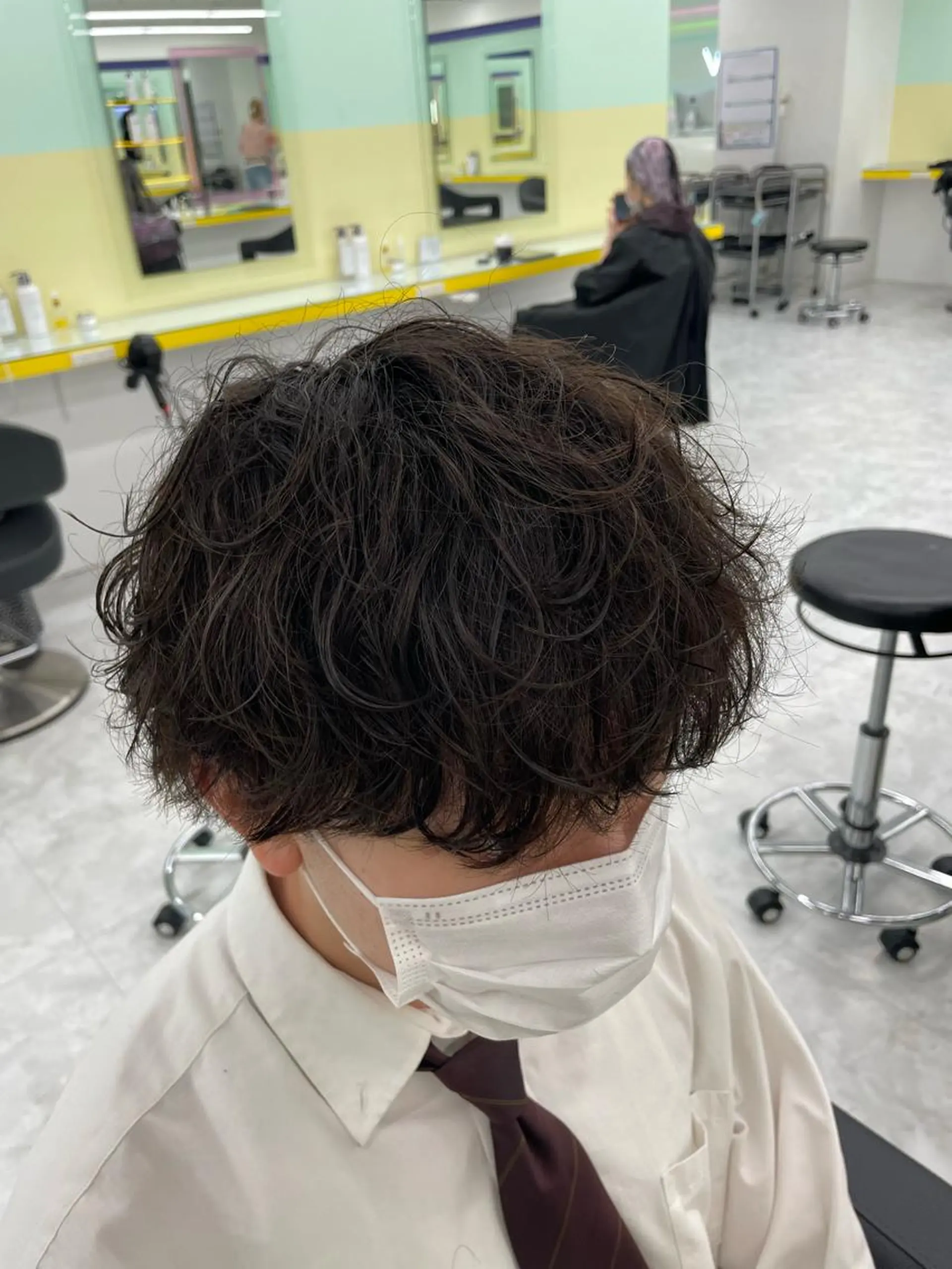 ミディアム パーマ ヘアアレンジ メンズ ミディアムパーマ メンズパーマ 顔まわりカット の達人のヘアスタイル