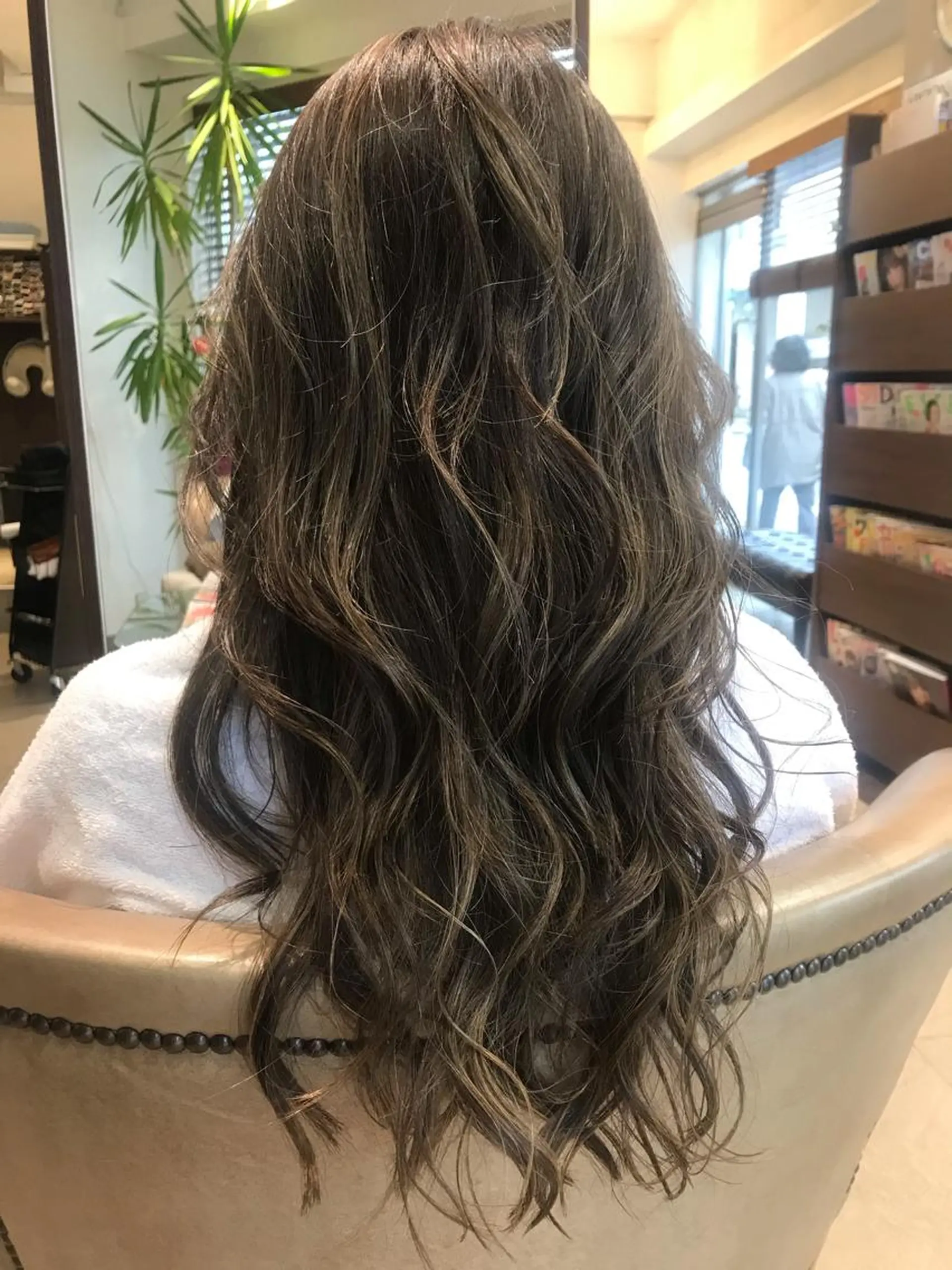 ロング カラー ダークグレー ダークグレージュ グレージュ ハイライトカラー ハイライト newi saLyu 片岡ふきのヘアスタイル
