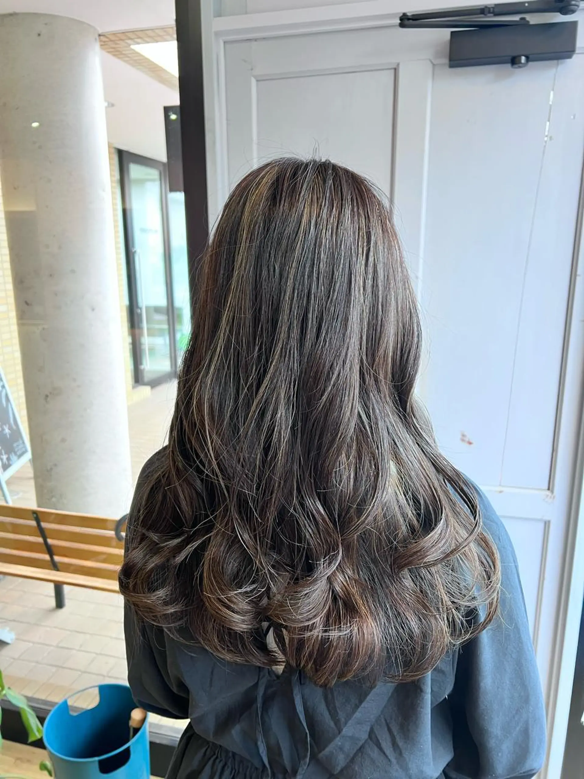 ロング カラー アッシュ ハイライトカラー ハイライト ヘアカラー トリートメント ツキダテ ユイのヘアスタイル