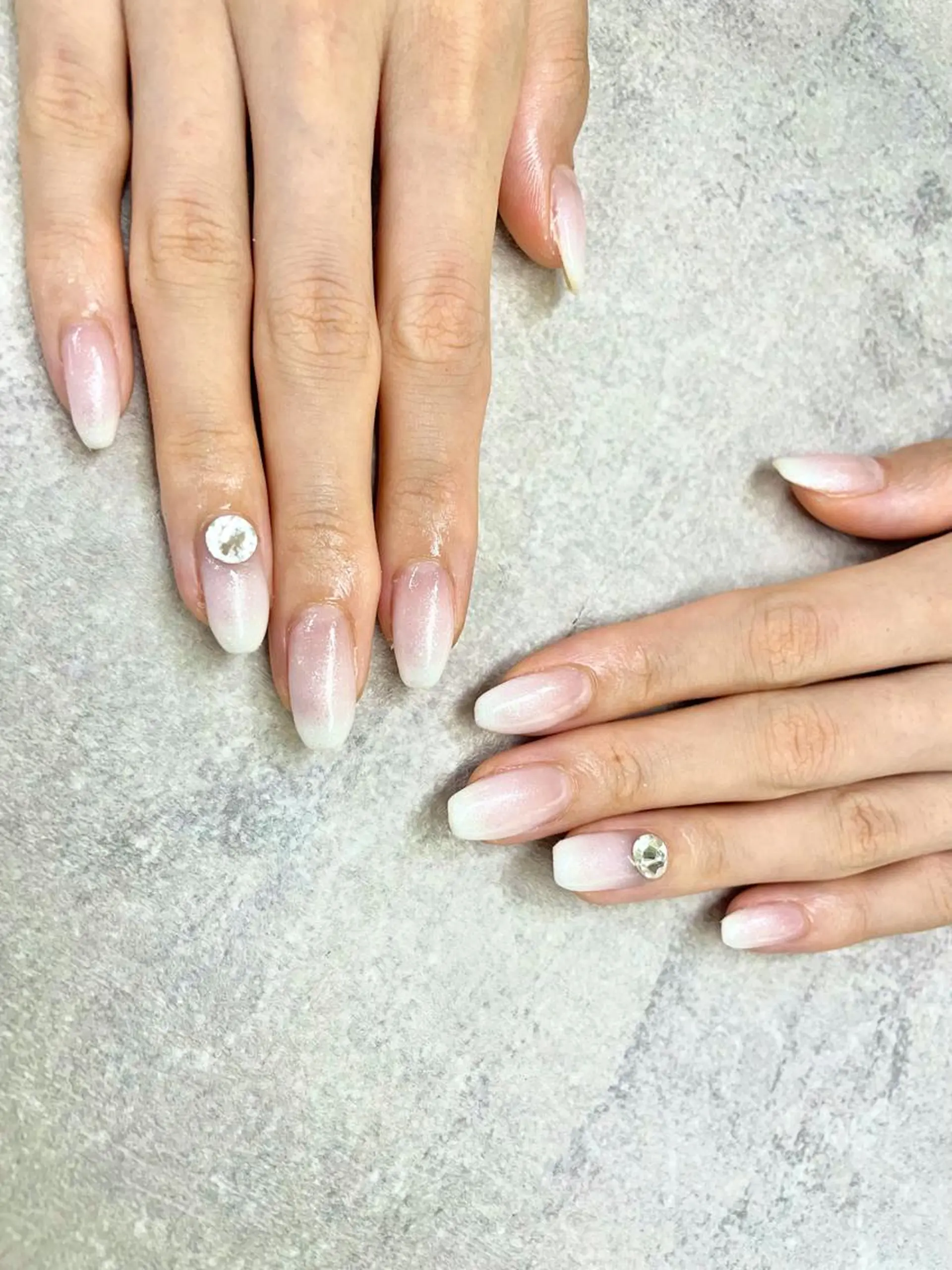 ネイル グラデーション ストーンネイル ホワイト ハンドネイル FASTNAIL PLUS 新宿店のネイルデザイン