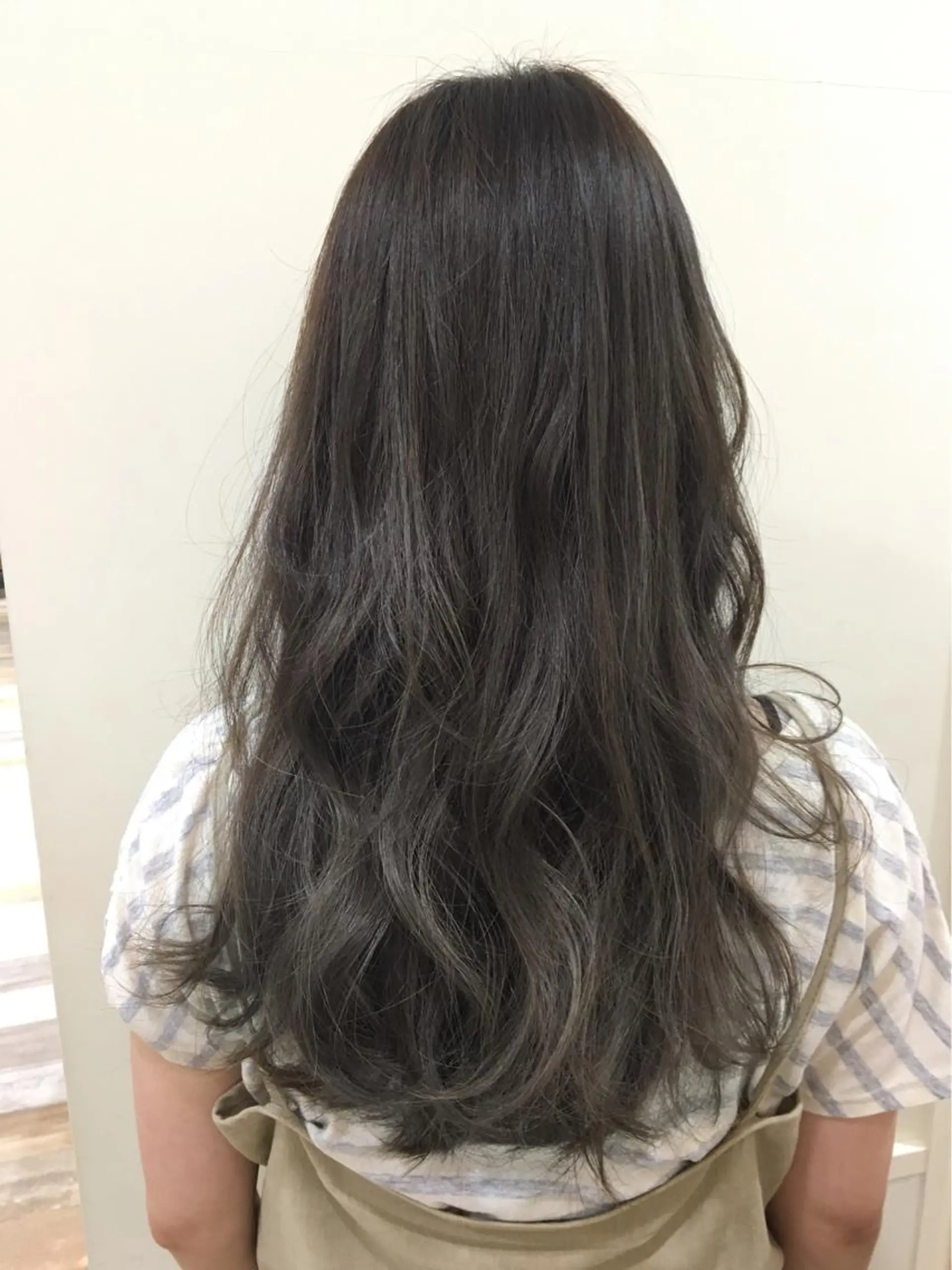 ロング カラー アッシュ ブリーチ グラデーションカラー ブリーチなしカラー ぱつっとボブ/ 小野あかねのヘアスタイル