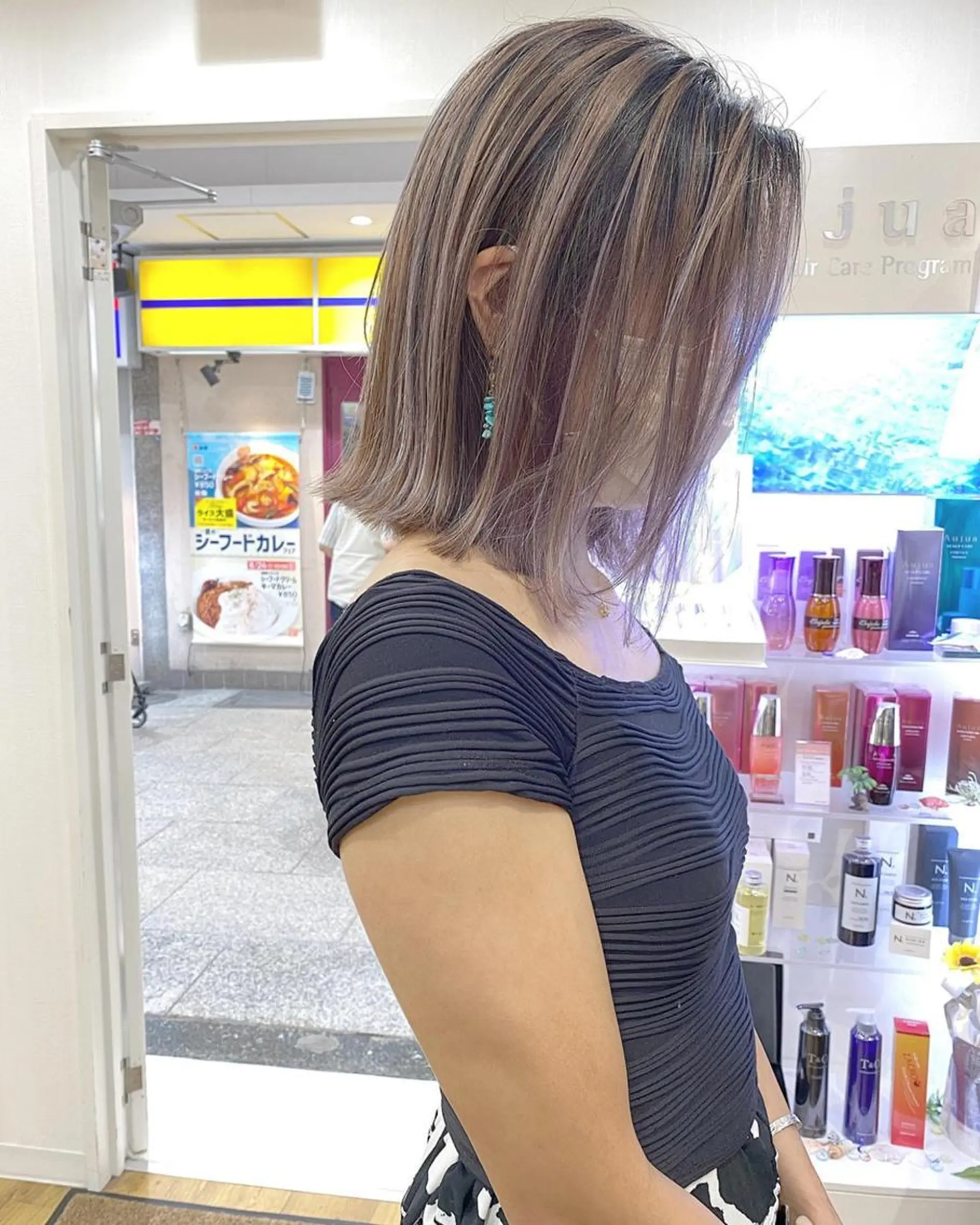 ロング アッシュ 外国人風カラー ハイライト レイヤーカット トリートメント 横浜ブリーチムラ直し ハイトーン/ブリーチのヘアスタイル