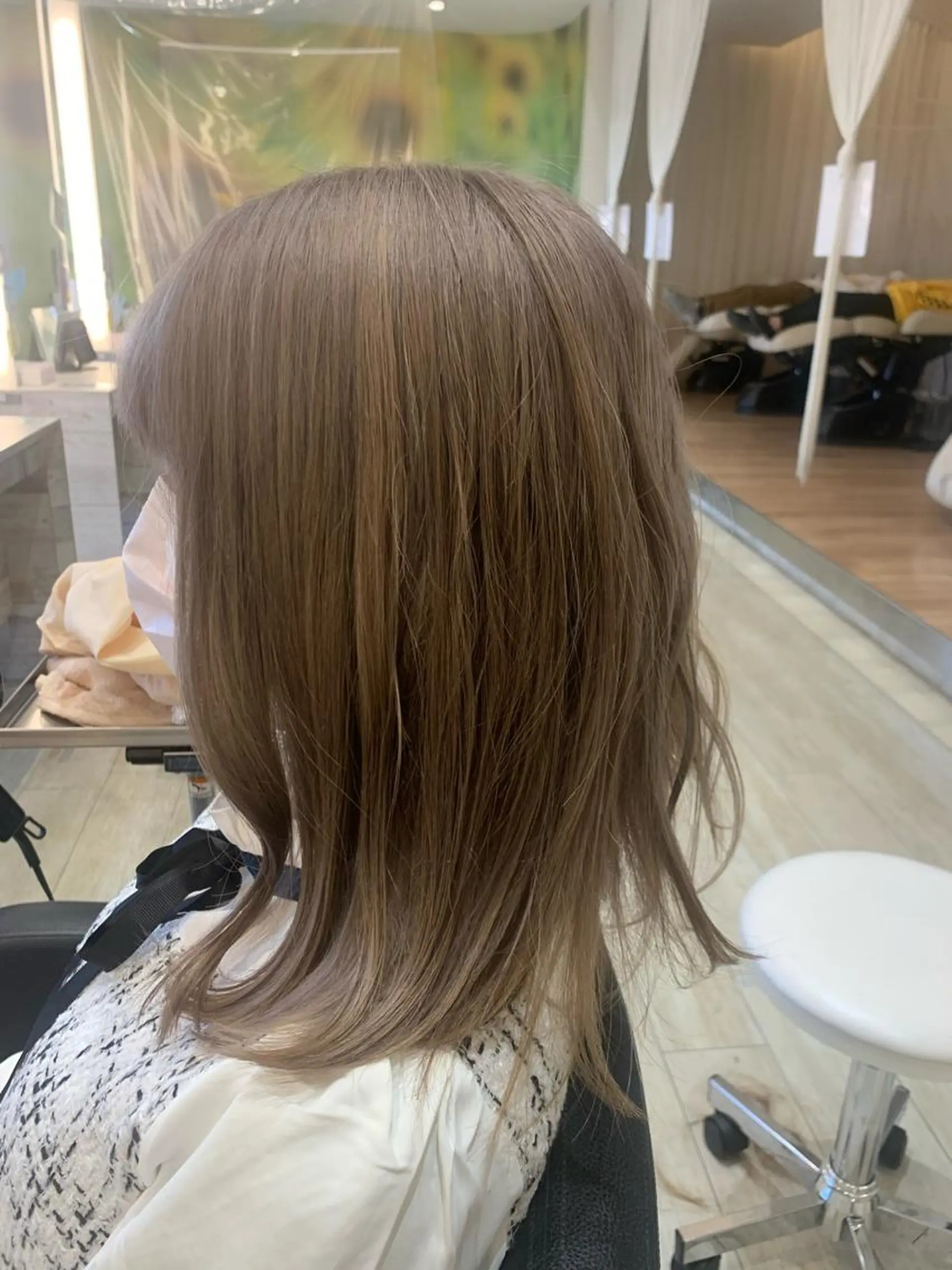 ミディアム カラー ベージュカラー ブリーチ ホワイトベージュ レイヤー／パーマ 西山賢志のヘアスタイル