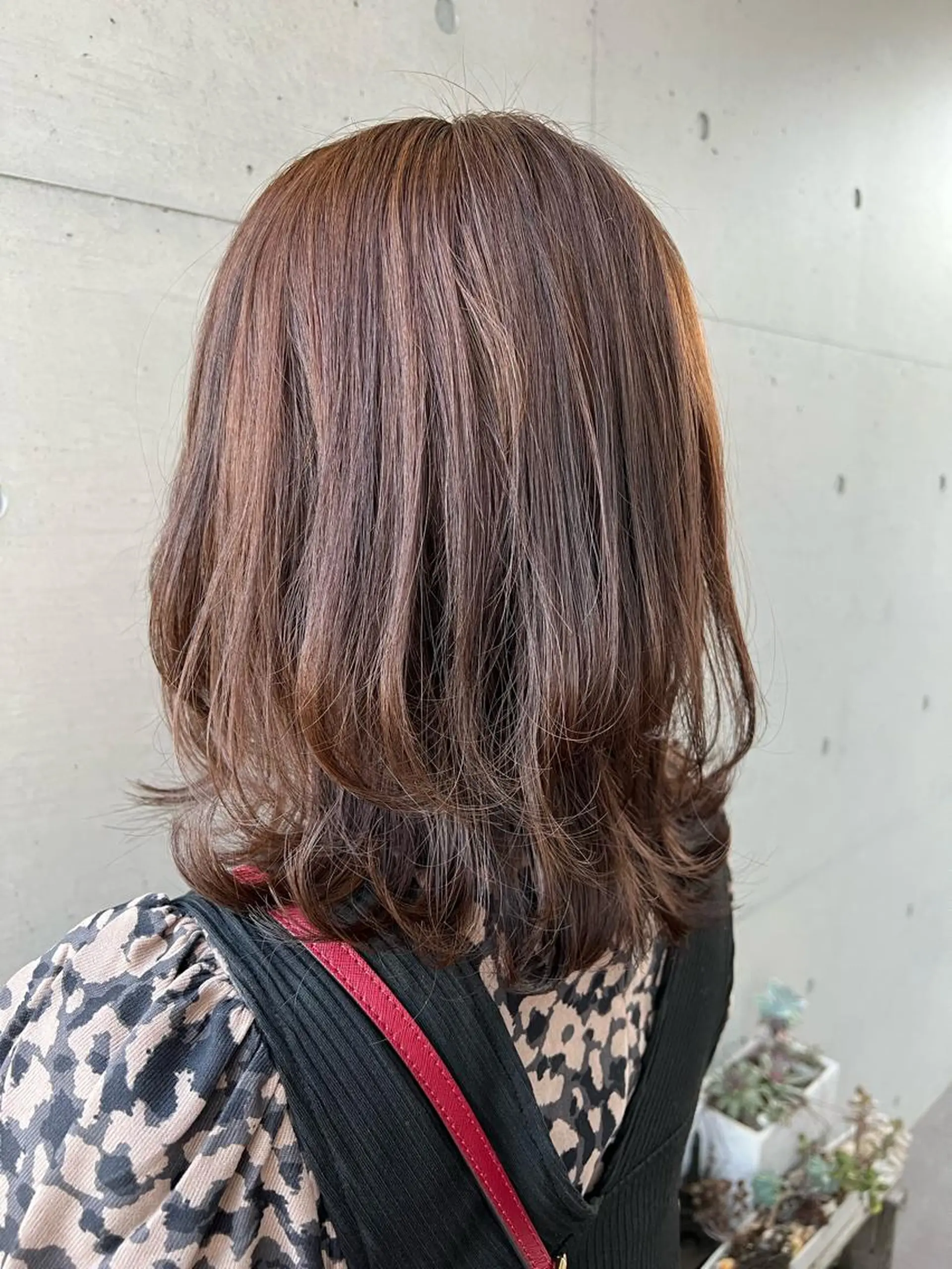 セミロング カラー 岸田 莉奈のヘアスタイル
