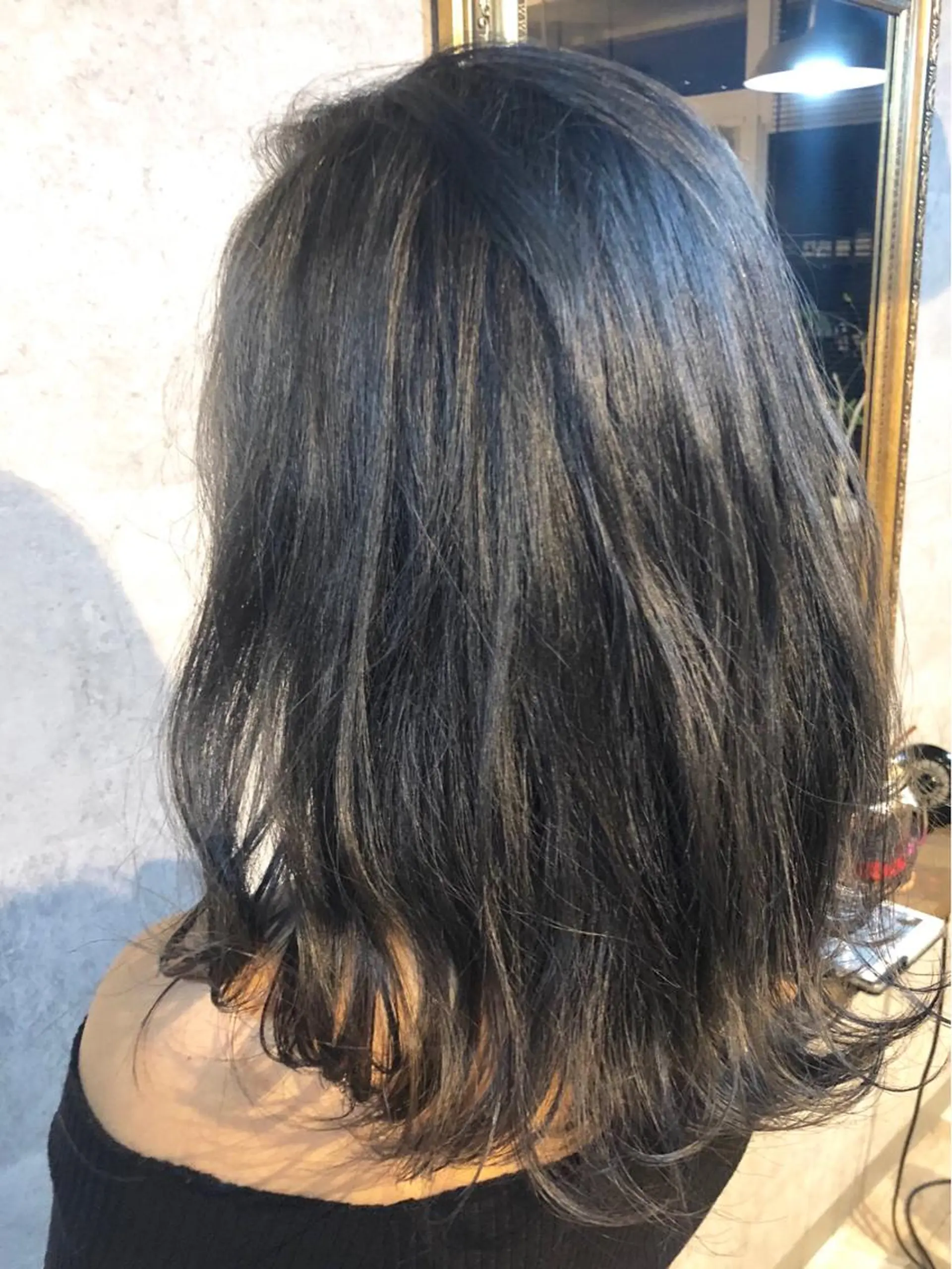 ミディアム カラー ブリーチ ケアブリーチ ダークグレー ダークグレージュ ダブルカラー ヘアカラー hair salon Glanzのヘアスタイル