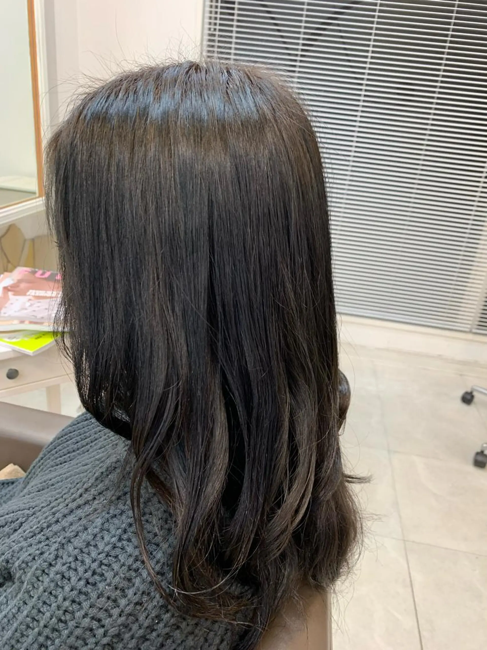 セミロング アッシュ ヘアカラー 井上 竜成のヘアスタイル