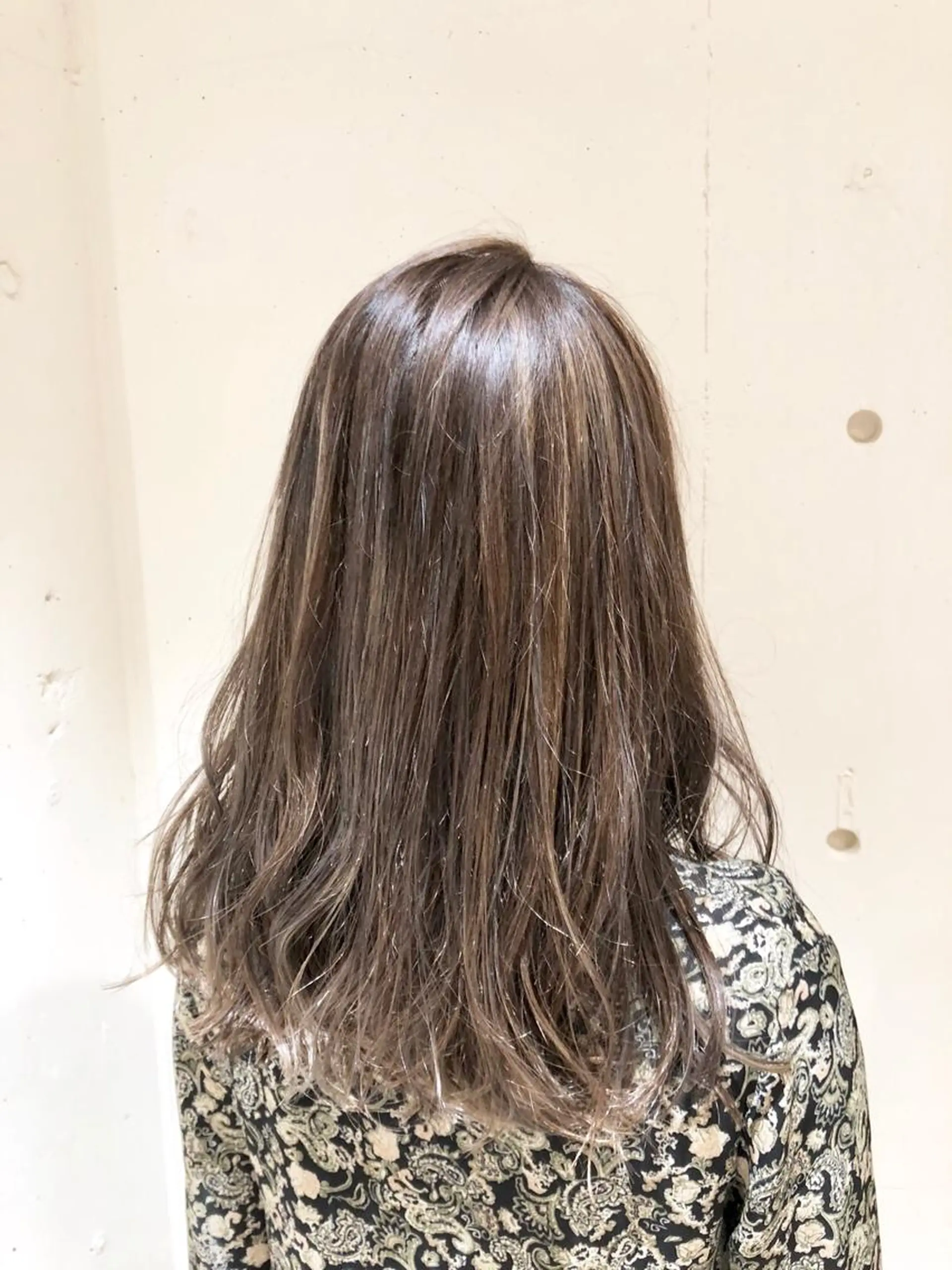 セミロング カラー パーマ ヘアアレンジ セミロングパーマ バレイヤージュ ベージュカラー 黒髪 フォギーベージュ 【ツヤ髪美容師】 ツダケイスケのヘアスタイル