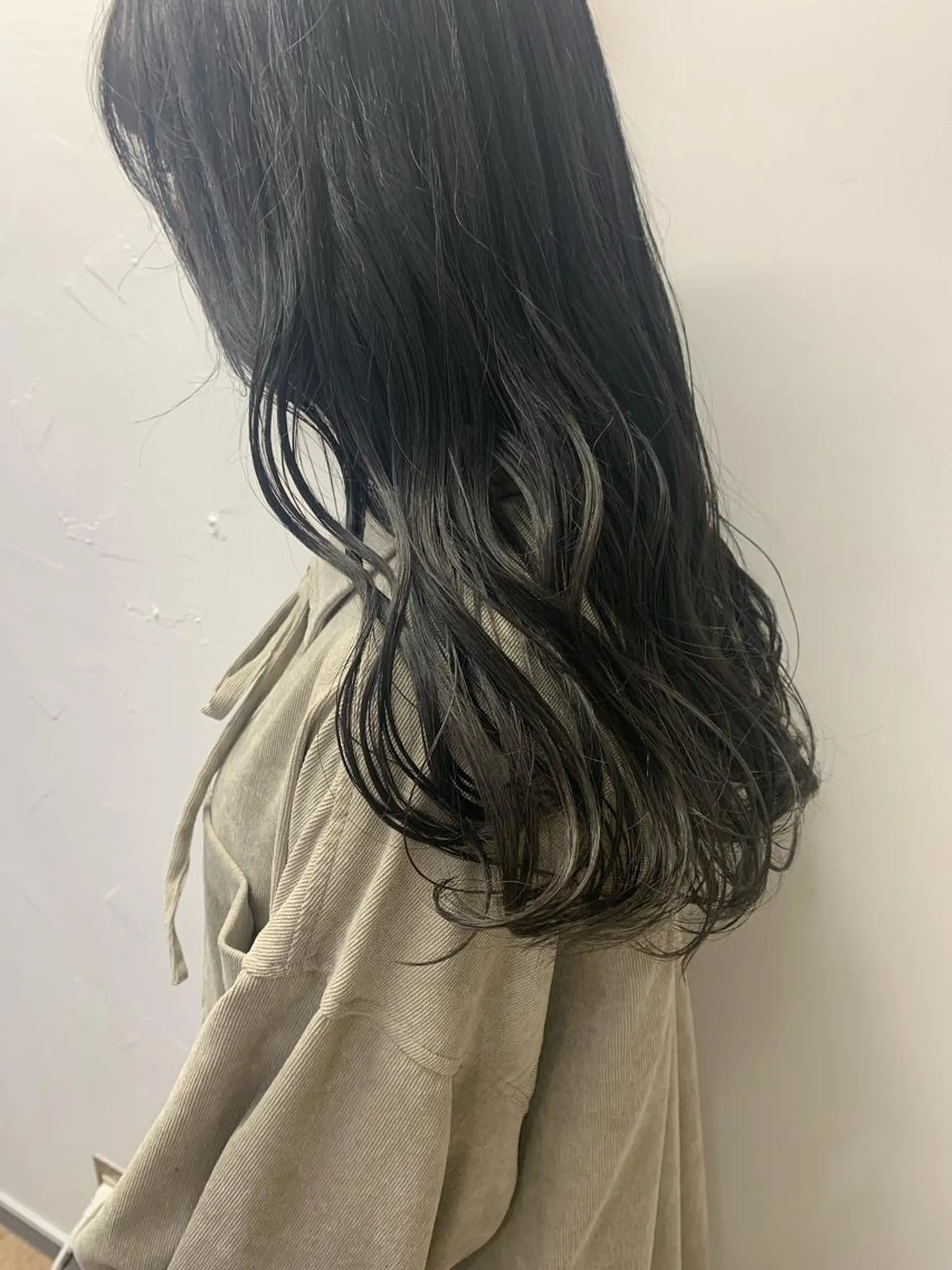 ロング カラー アッシュ 透明感カラー グレージュ ヘアカラー トリートメント newi 京橋 【yuuki】のヘアスタイル