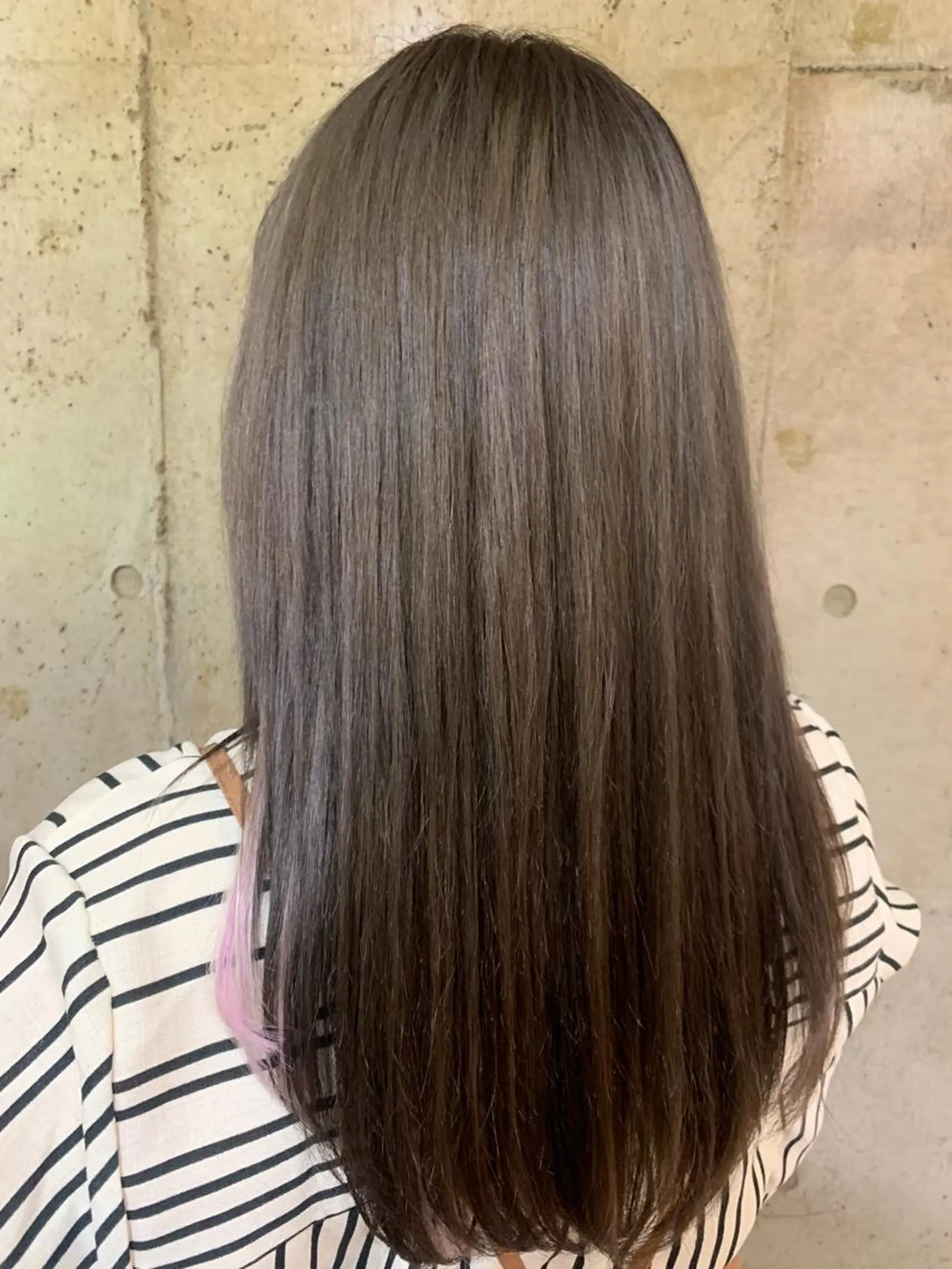 セミロング アッシュ アッシュグレー カット ヘアカラー トリートメント ヘッドスパ 近 紗理奈のヘアスタイル