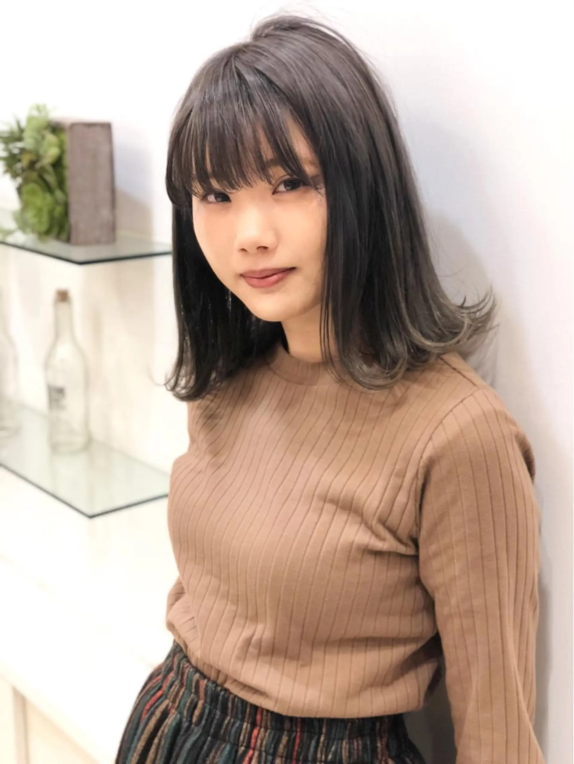 ミディアム カラー グレージュ 外ハネヘア ディレクター ノナカのヘアスタイル