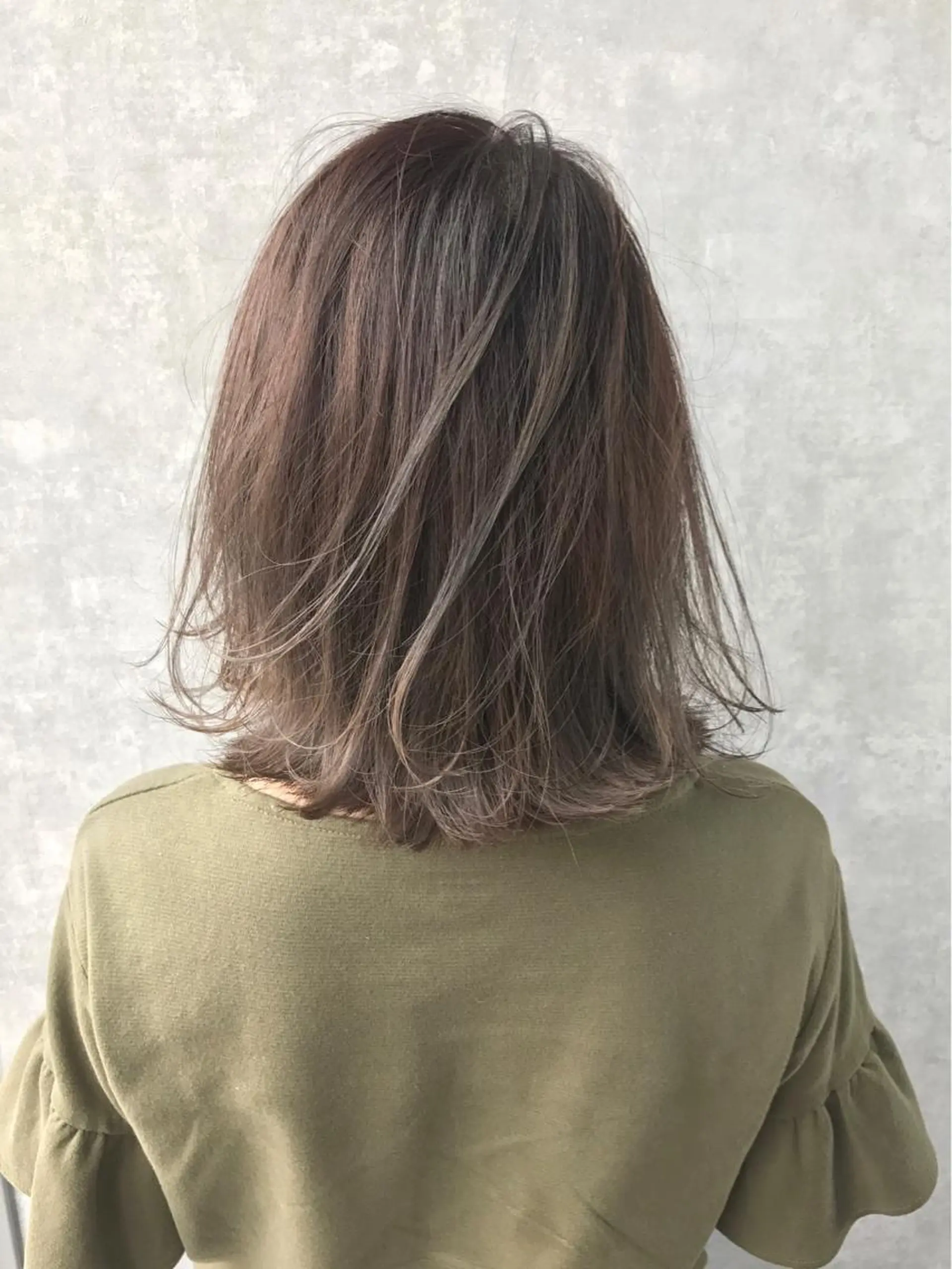 ミディアム カラー グレージュ ハイライトカラー ハイライト TOMOYAレイヤー ブリーチ縮毛矯正のヘアスタイル